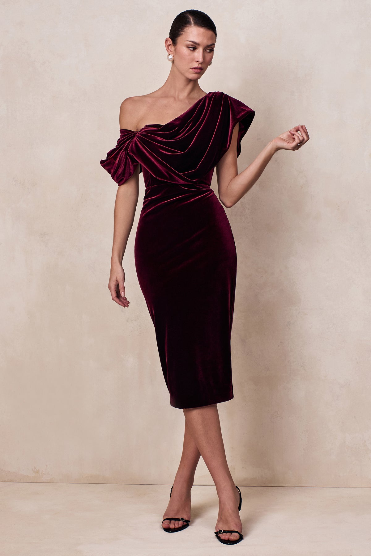 ECM_CL136897101 - High End | Burgundy Velvet Asymmetric-Neck Midi Dress With Draped Detailing 02 .jpg