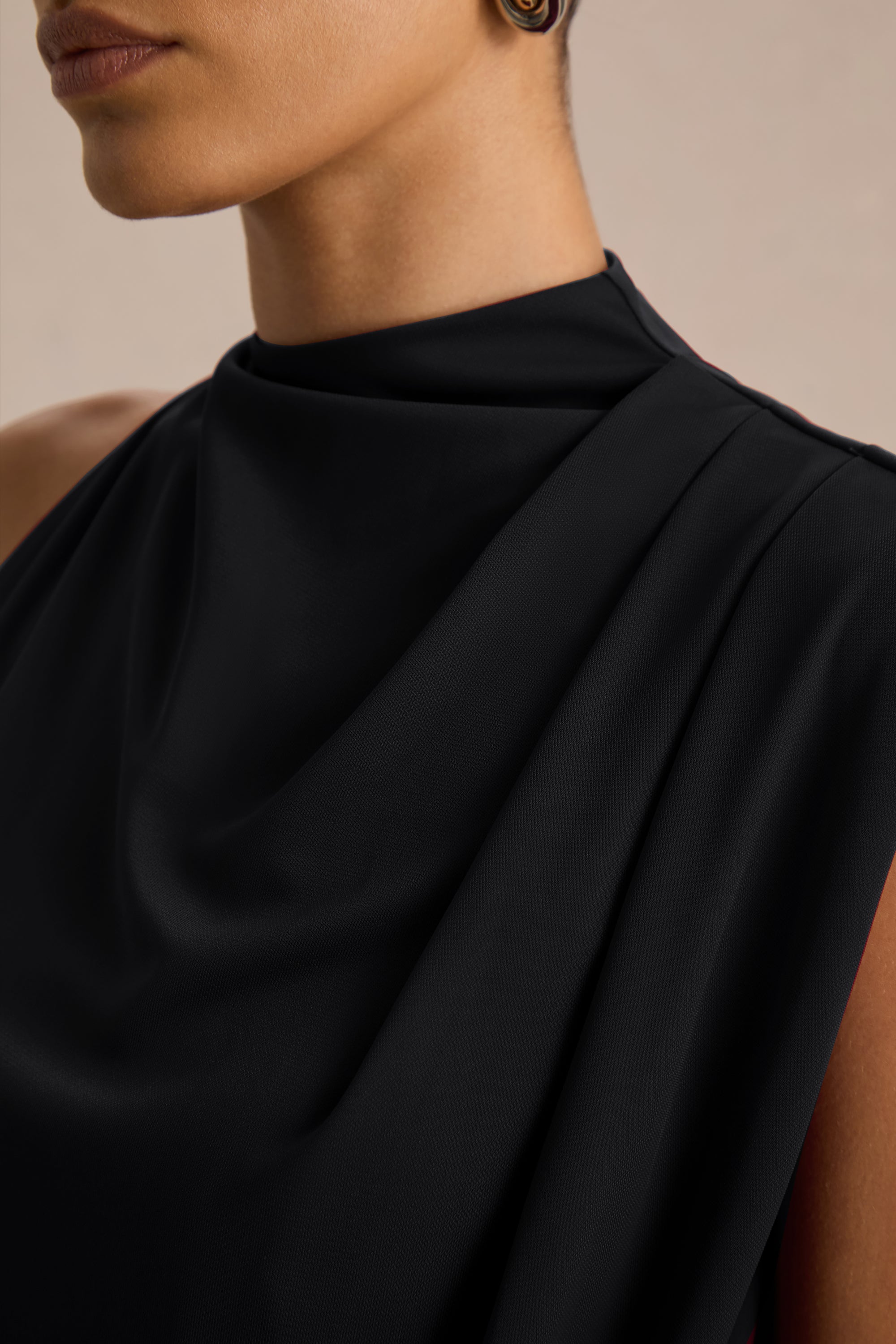 ECM_HR_CL137014001---Umaira-Black-High-Neck-Maxi-Dress-06.jpg