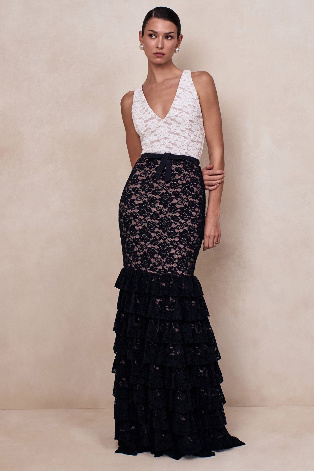 CL13724514106_ECM_CL137245141_-_Isoria___Black_And_White_Lace_Halter-Neck_Maxi_Dress_With_Bow_Detail_03