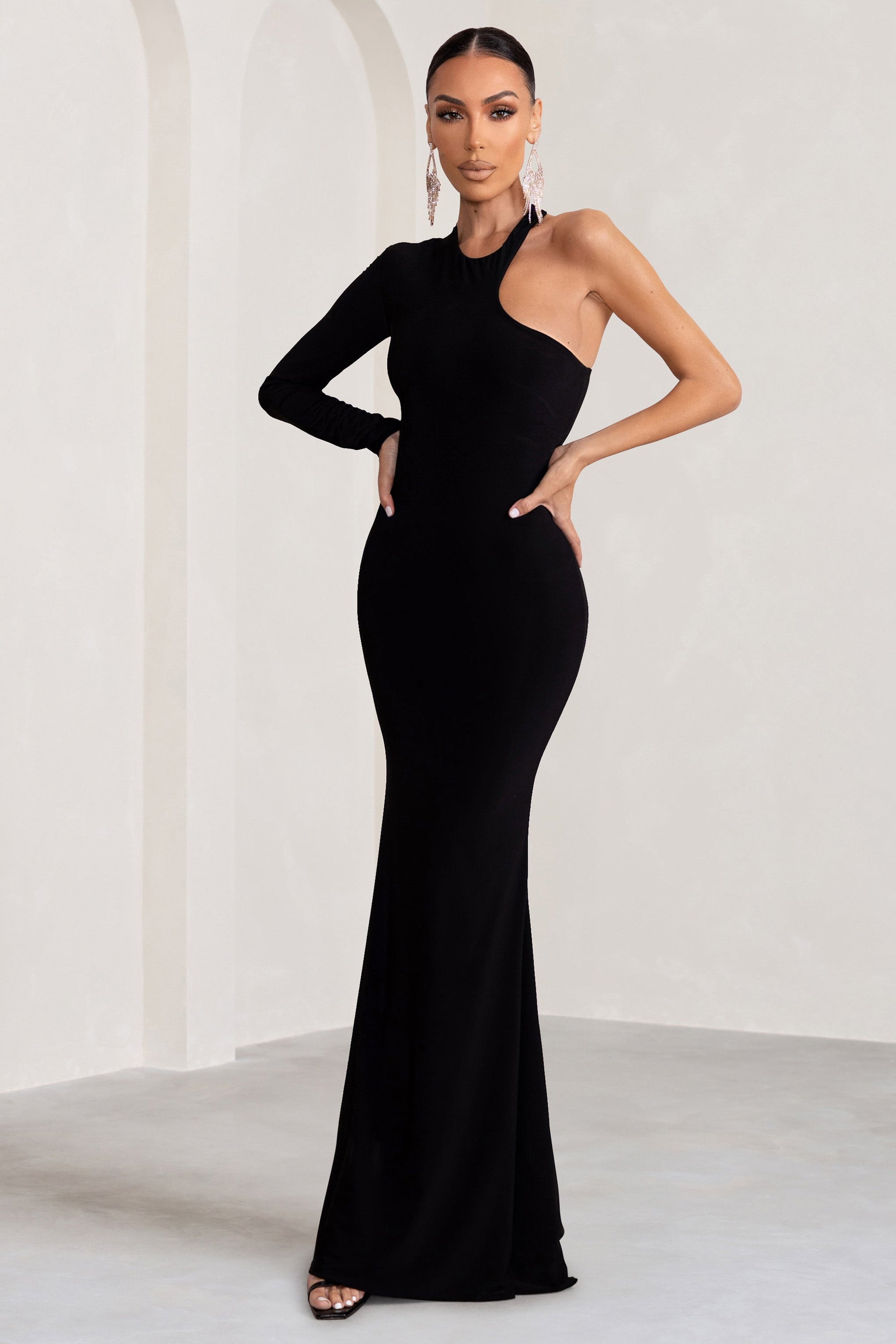 Tyra | Schwarzes Maxikleid mit asymmetrischem Ausschnitt, Cut-Out und offenem Rücken-Detail