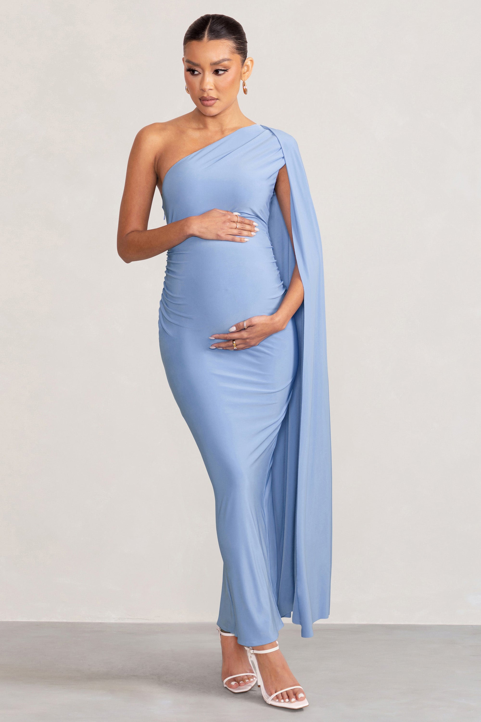 Amaryllis | Puderblaues Umstands-Maxikleid mit Cape-Ärmel und Ein-schulter-Schnitt