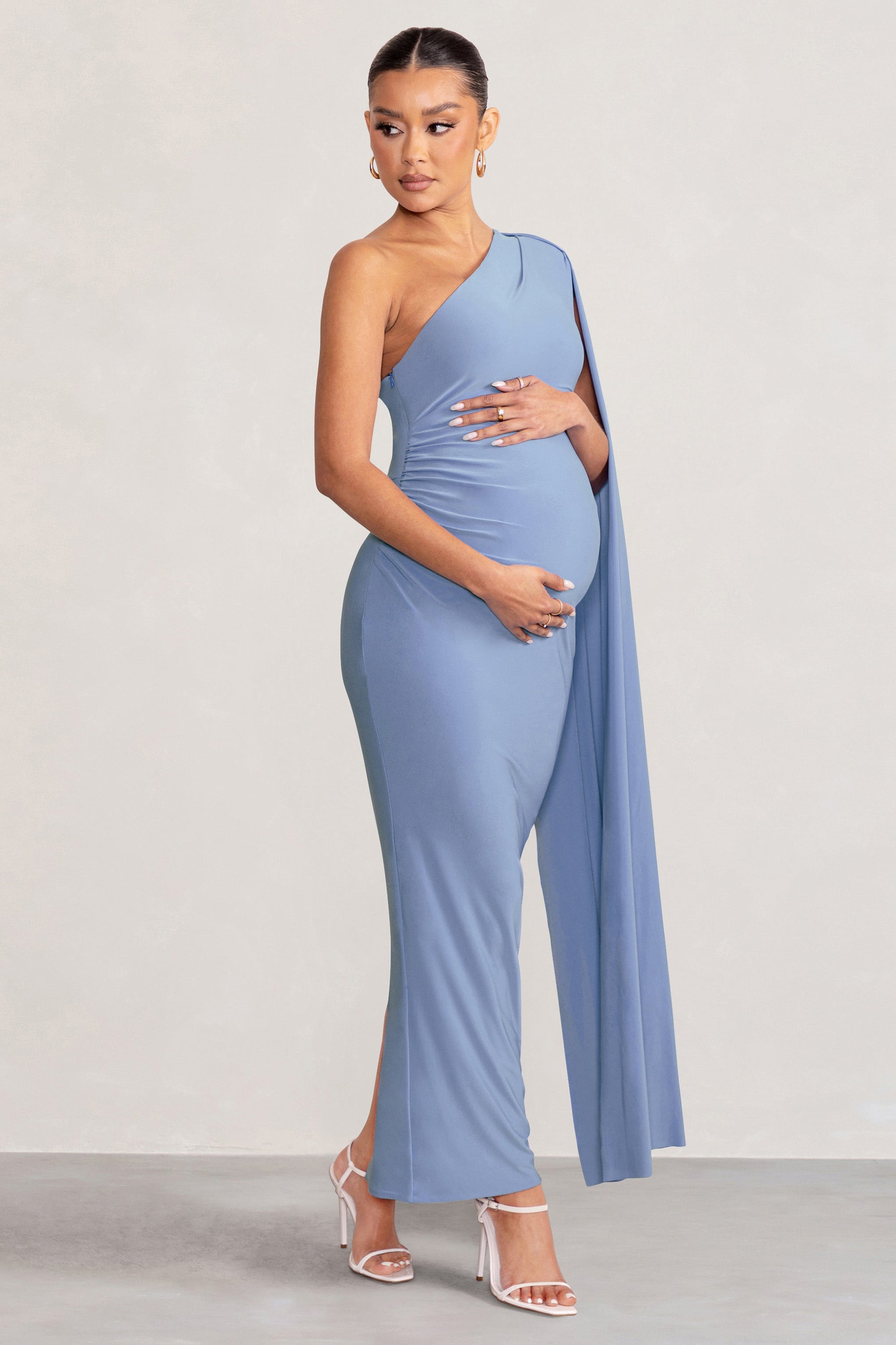 Amaryllis | Puderblaues Umstands-Maxikleid mit Cape-Ärmel und Ein-schulter-Schnitt