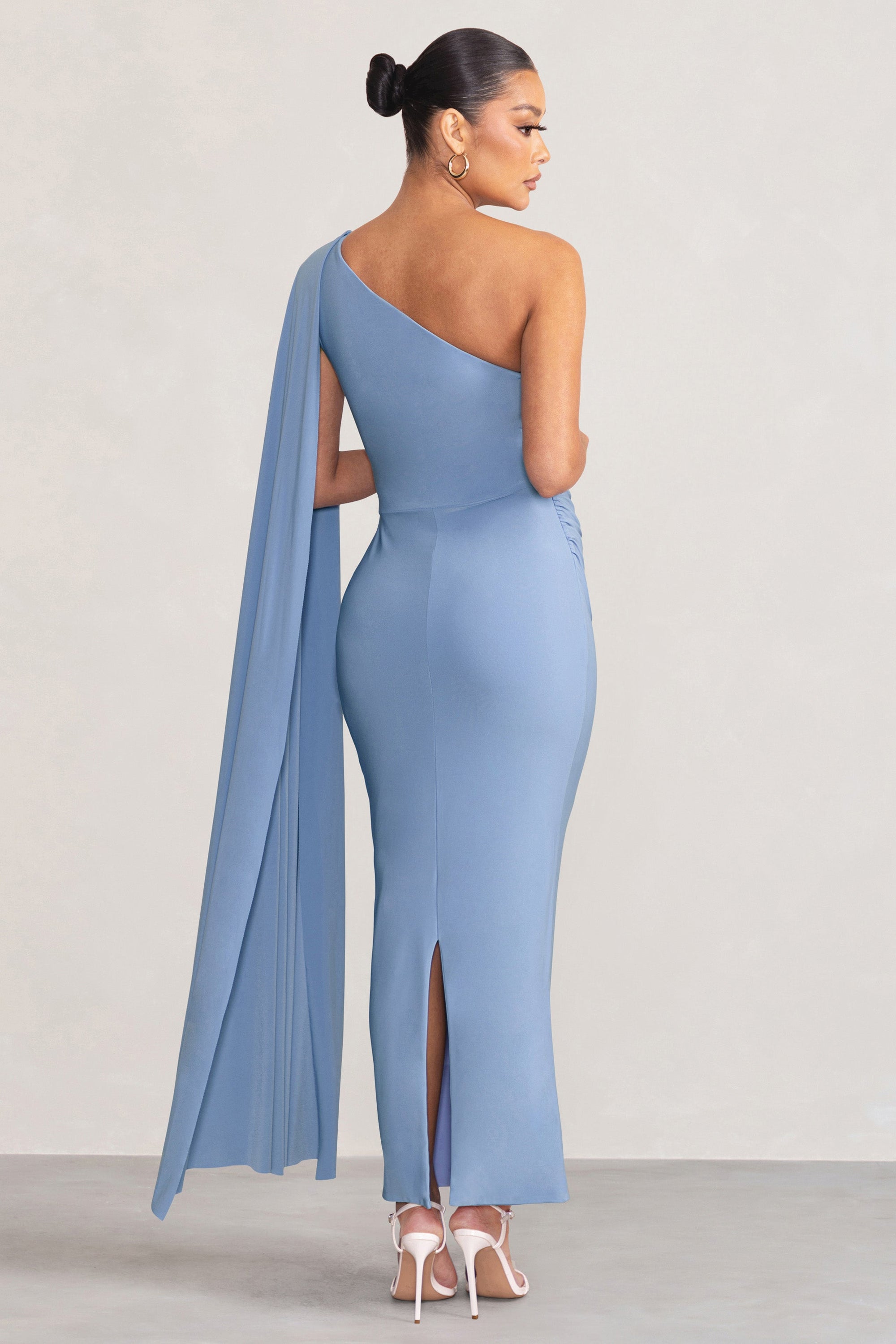 Amaryllis | Puderblaues Umstands-Maxikleid mit Cape-Ärmel und Ein-schulter-Schnitt