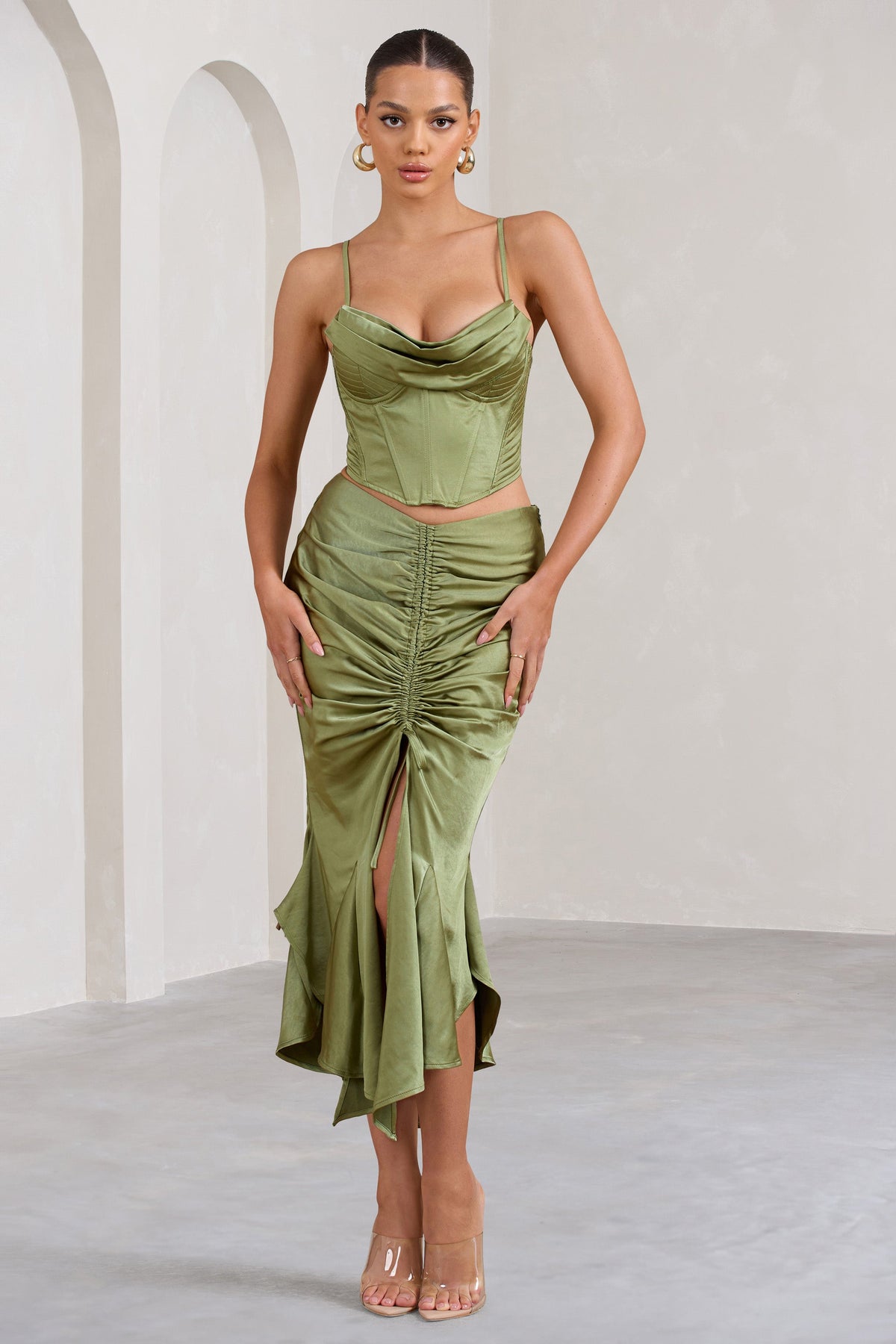 Per Favore | Olivefarbener Satin-Maxirock mit Raffung und Schlitz