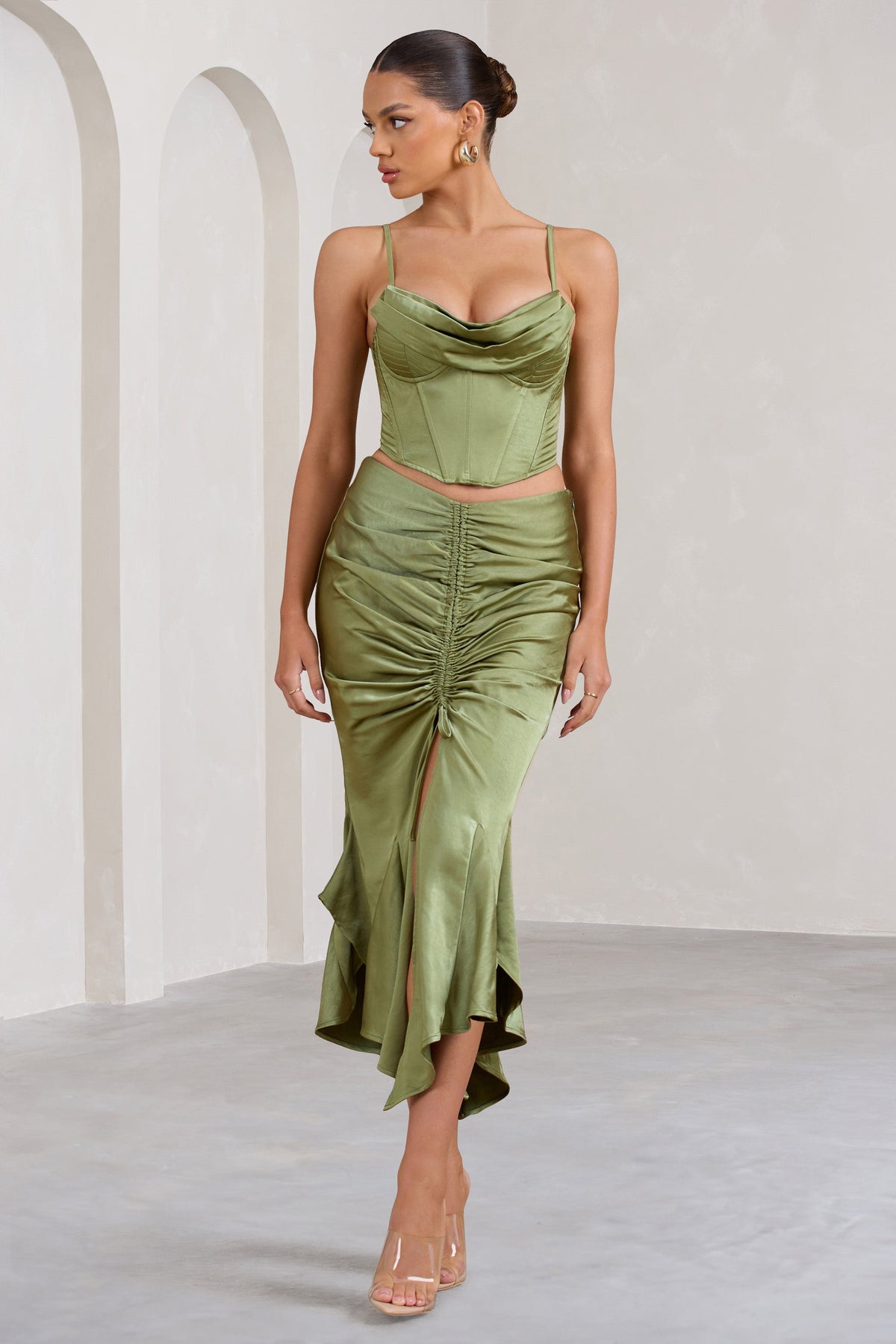 Per Favore | Olivefarbener Satin-Maxirock mit Raffung und Schlitz
