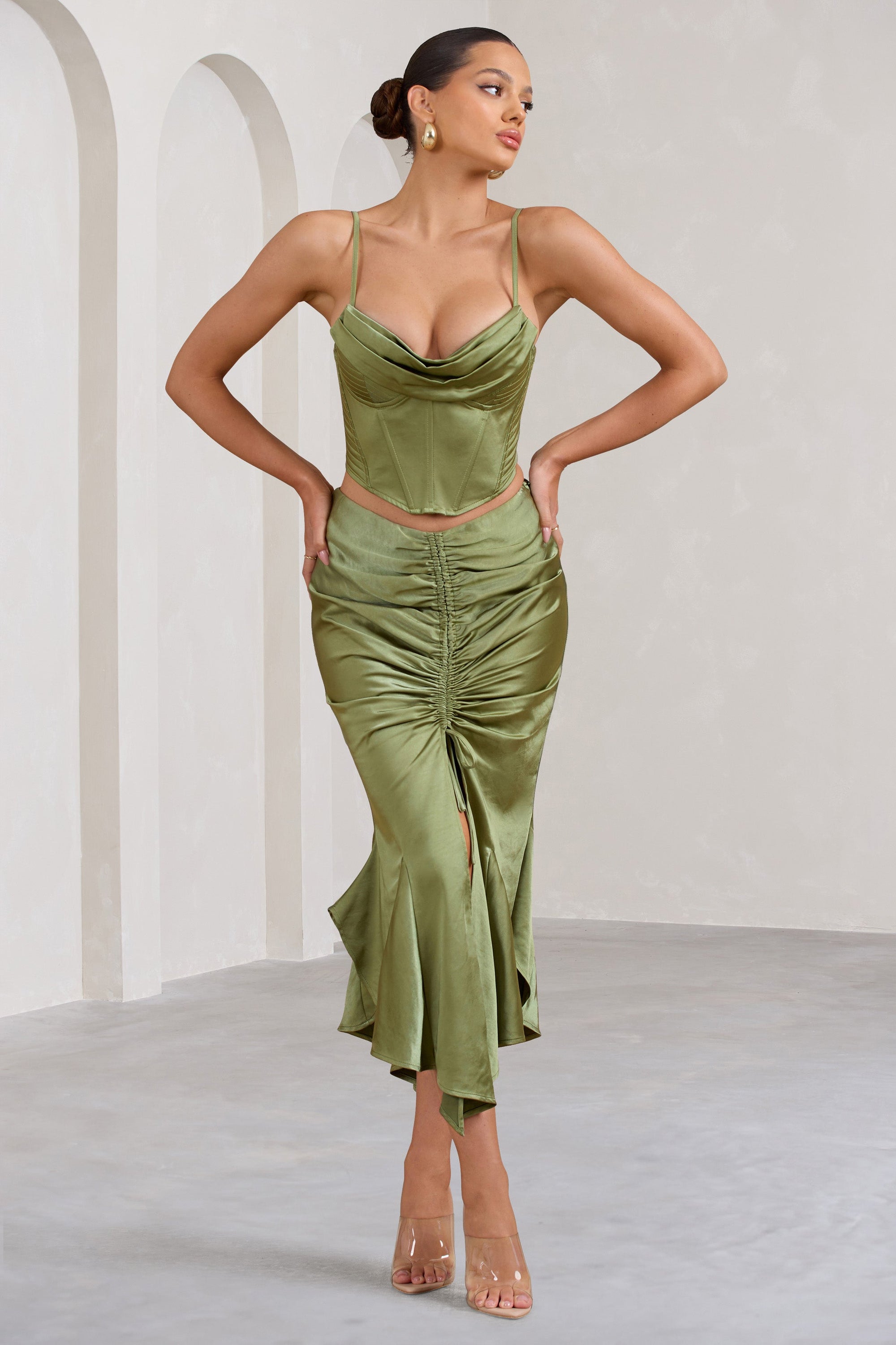 Per Favore | Olivefarbener Satin-Maxirock mit Raffung und Schlitz