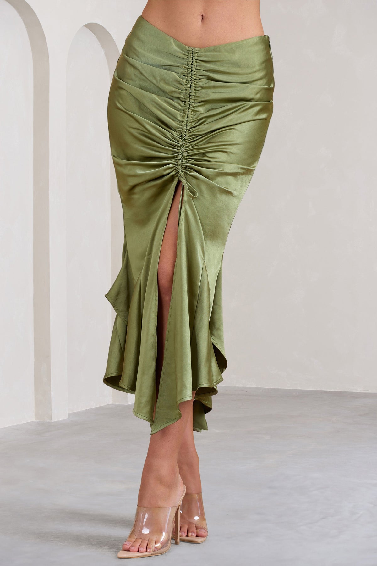 Per Favore | Olivefarbener Satin-Maxirock mit Raffung und Schlitz