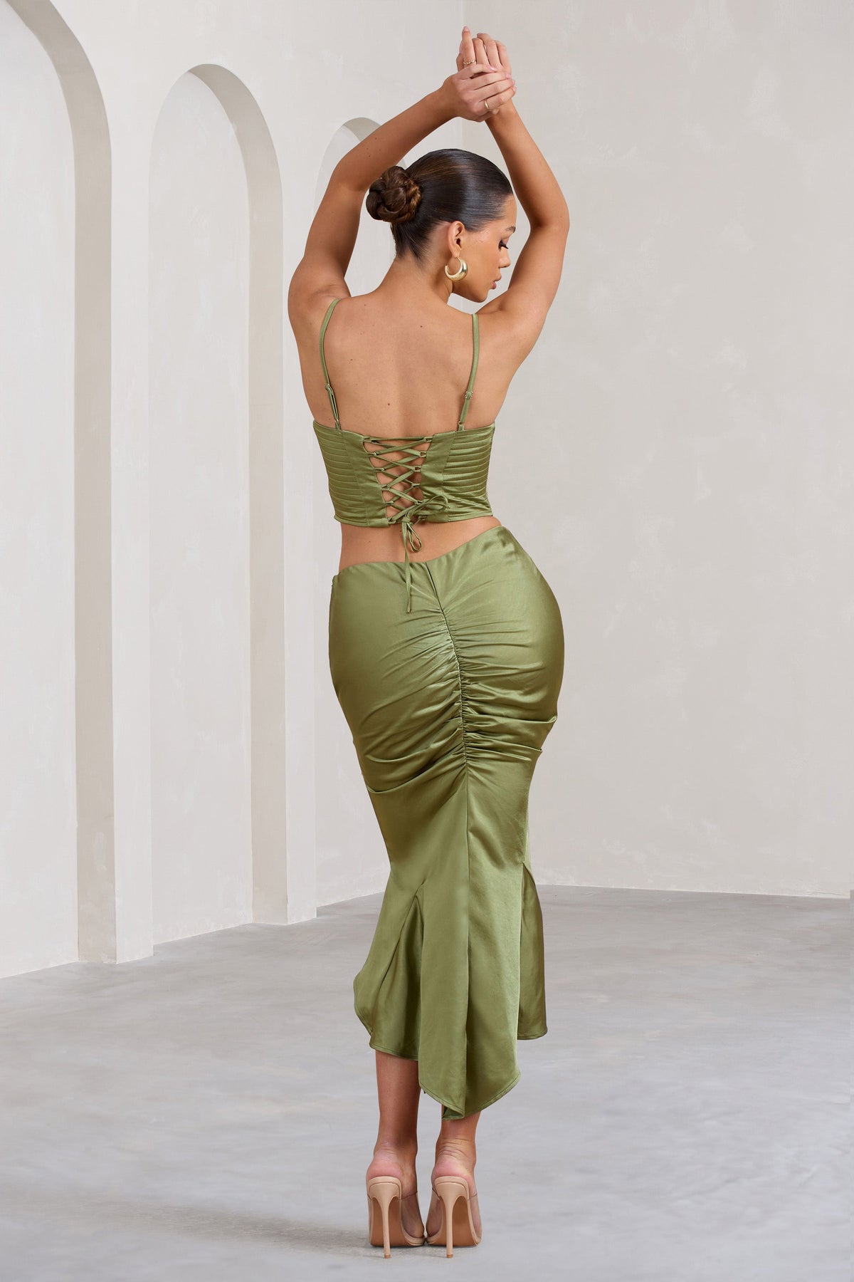 Per Favore | Olivefarbener Satin-Maxirock mit Raffung und Schlitz