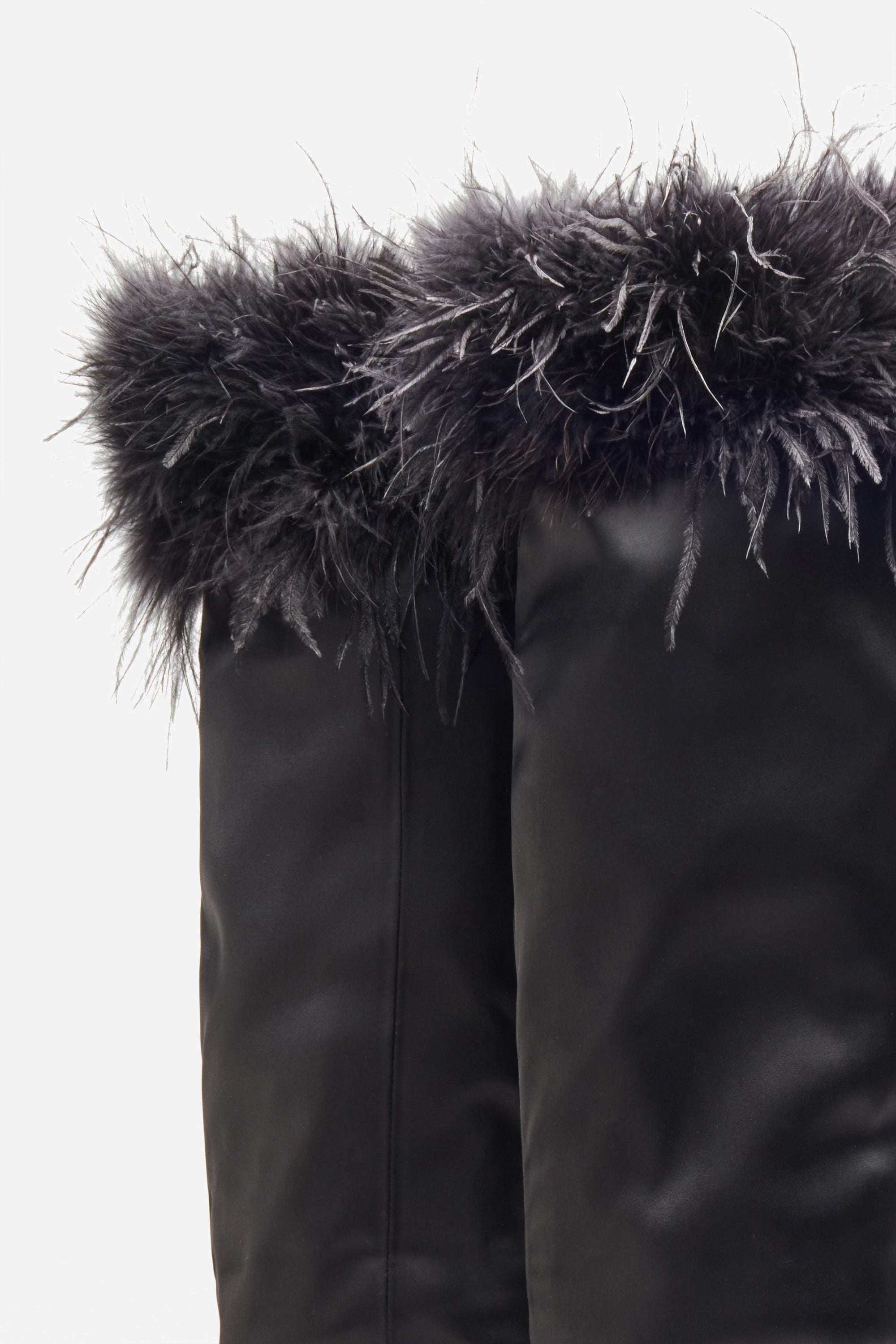 Soho | Schwarze Satin Stiefel mit spitzer Zehenpartie und Federbesatz