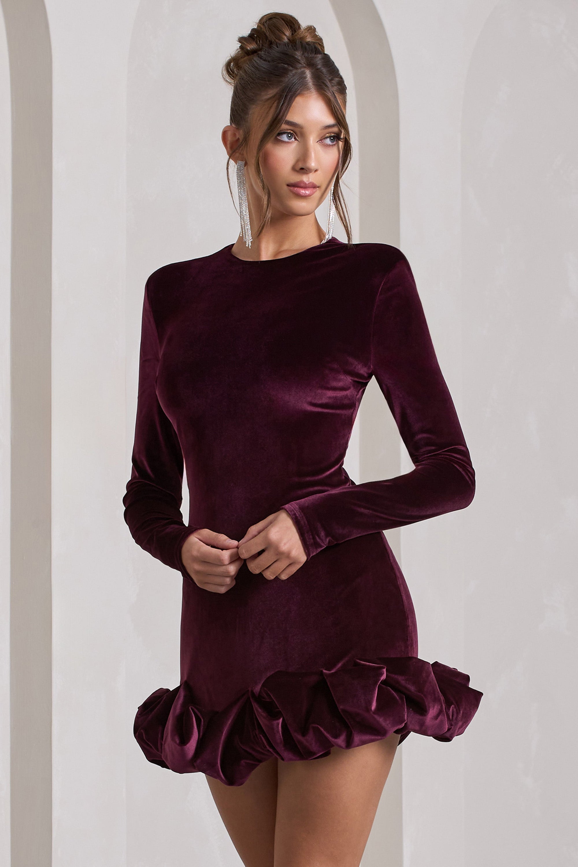 Claudine | Portweinfabiges, langärmeliges Samt-Minikleid mit Rüschen
