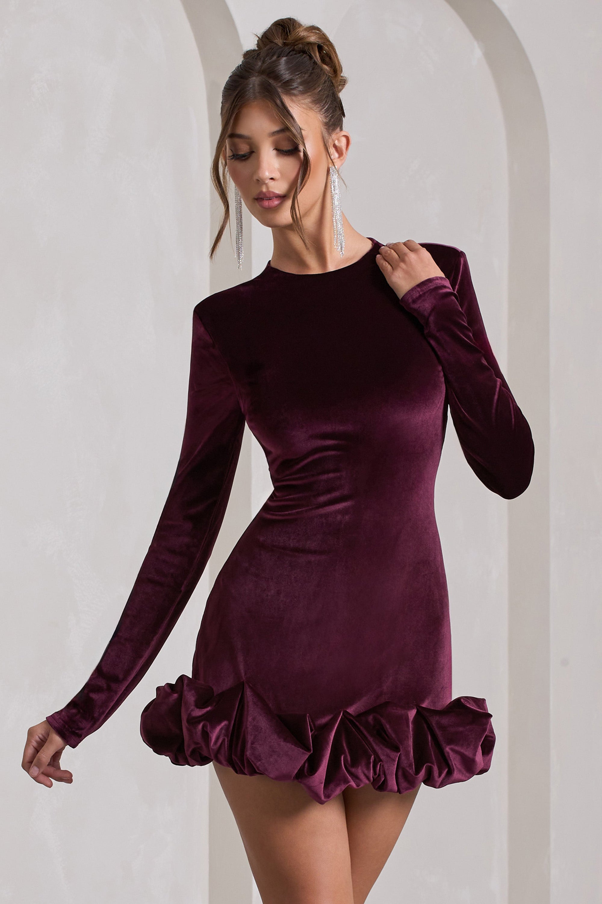 Claudine | Portweinfabiges, langärmeliges Samt-Minikleid mit Rüschen