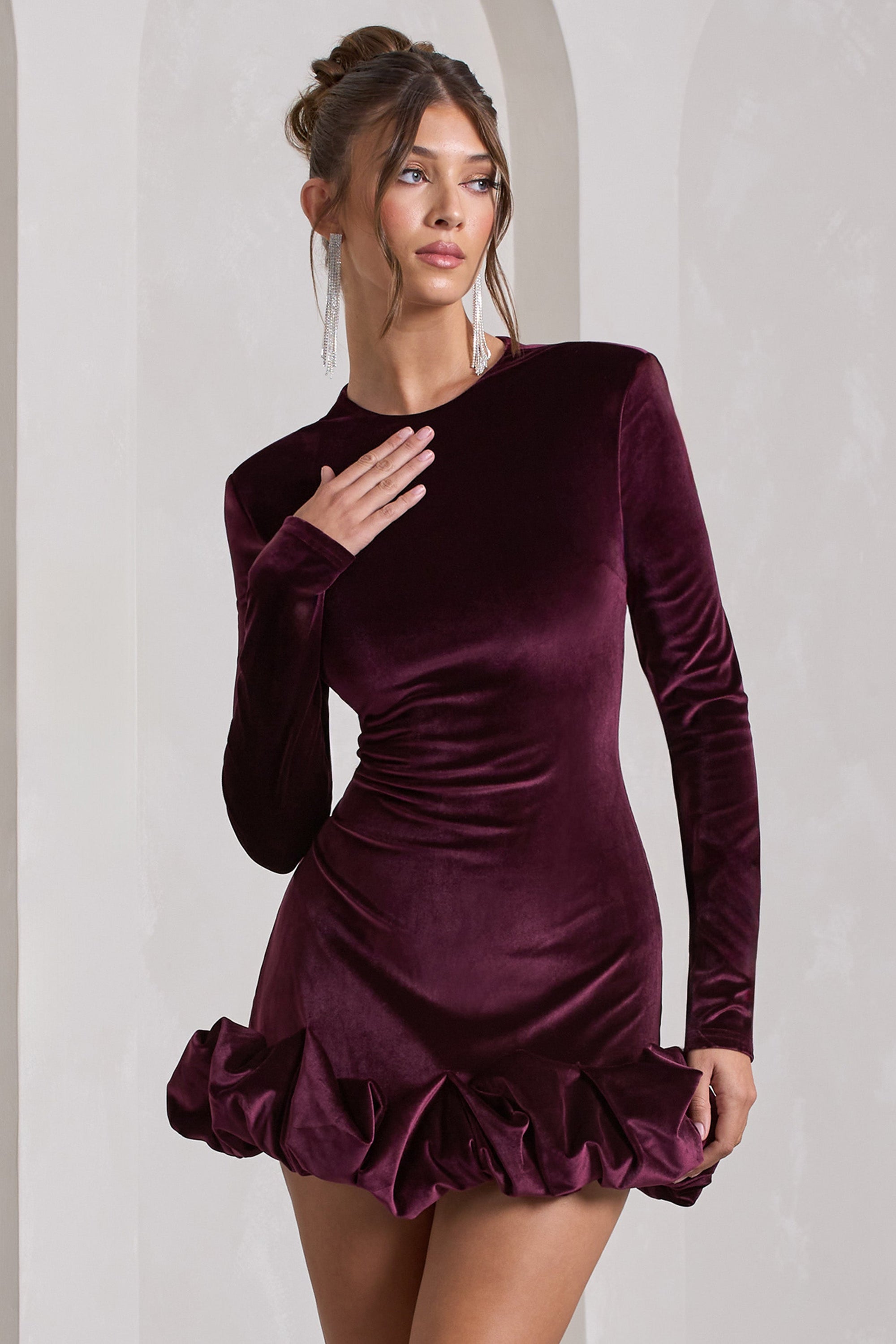 Claudine | Portweinfabiges, langärmeliges Samt-Minikleid mit Rüschen