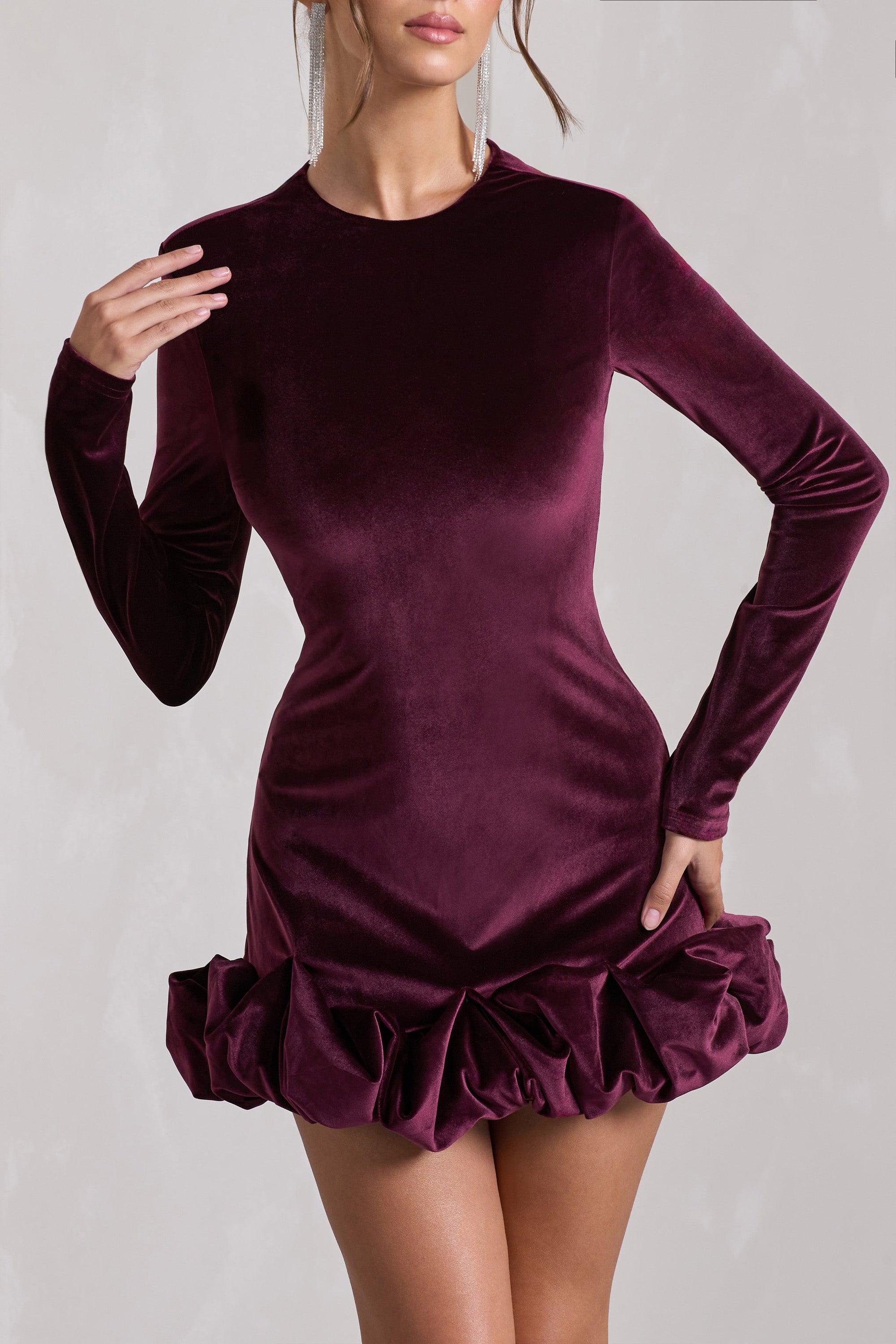Claudine | Portweinfabiges, langärmeliges Samt-Minikleid mit Rüschen