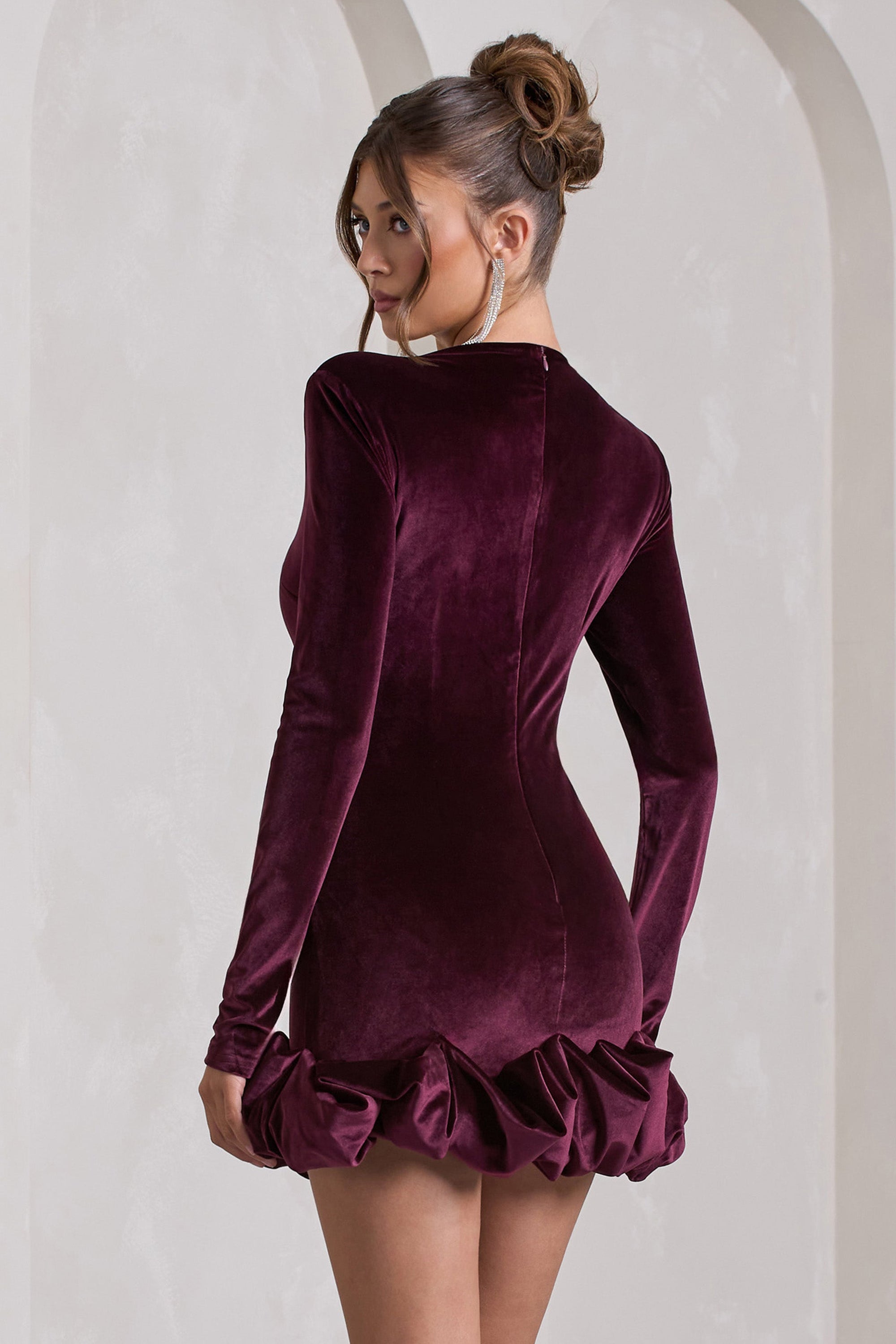 Claudine | Portweinfabiges, langärmeliges Samt-Minikleid mit Rüschen