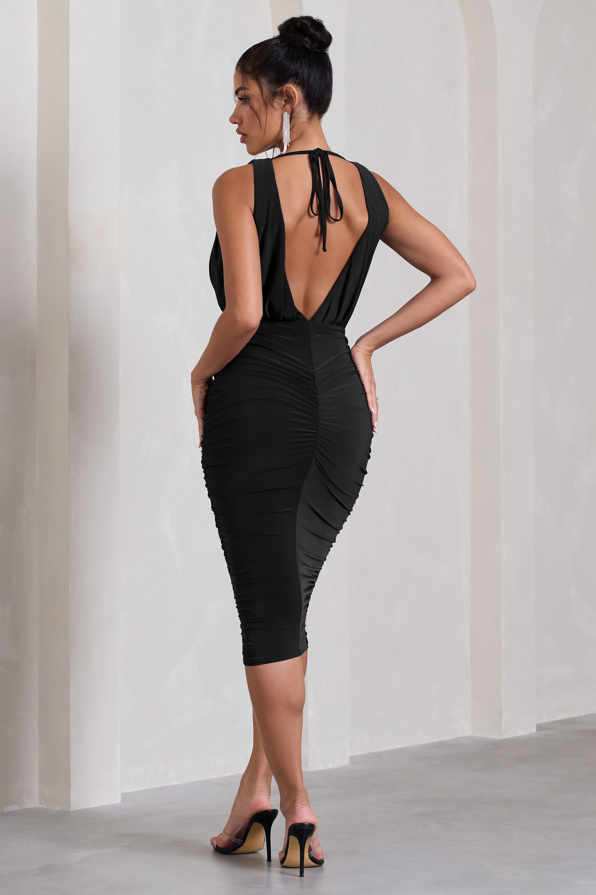 Marlowe | Schwarzes, gerafftes, ärmelloses Midikleid mit tiefem Ausschnitt