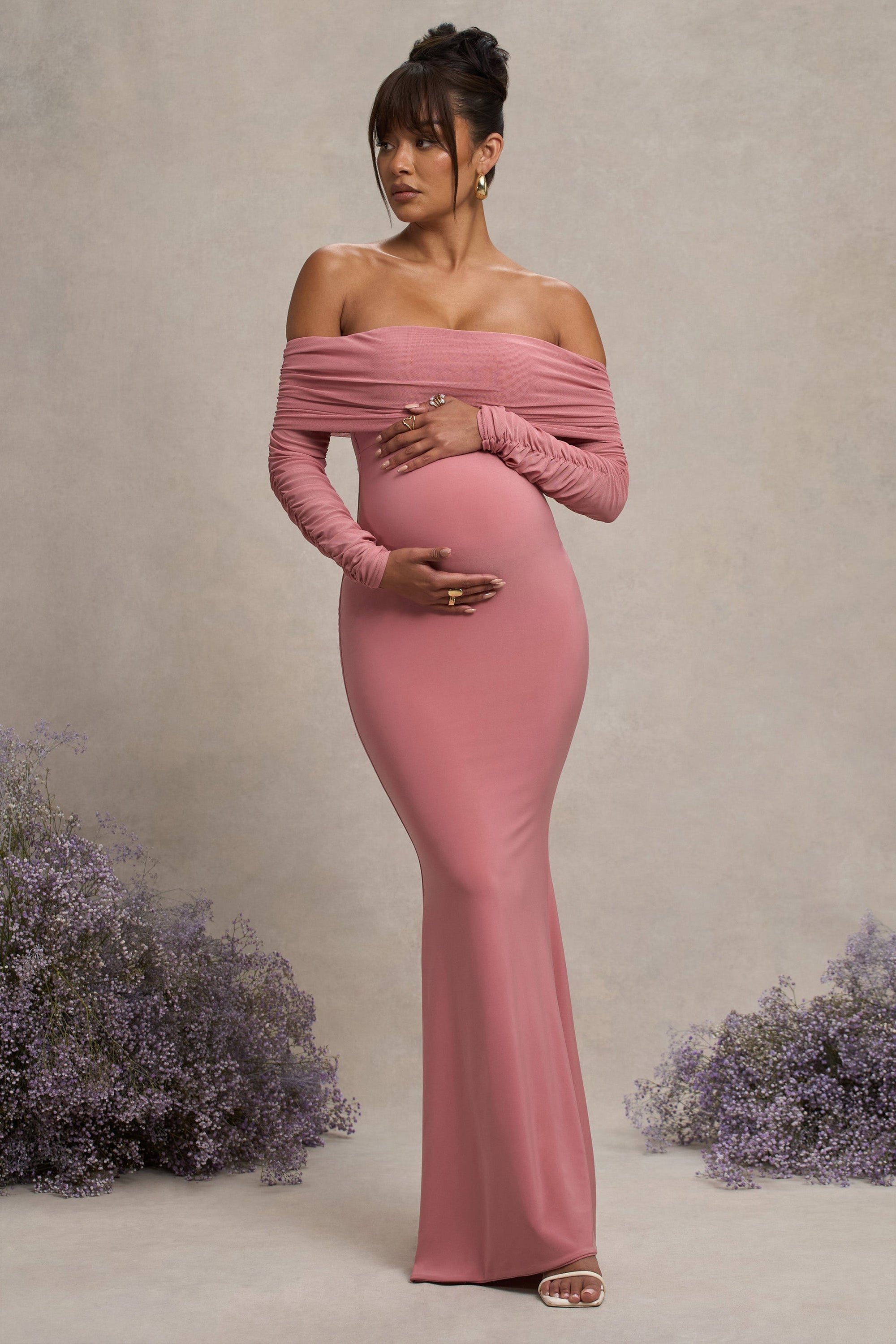 Pretty Perfect | Blassrosa Umstand Maxikleid mit Raffung aus Mesh und Bardot-Ausschnitt