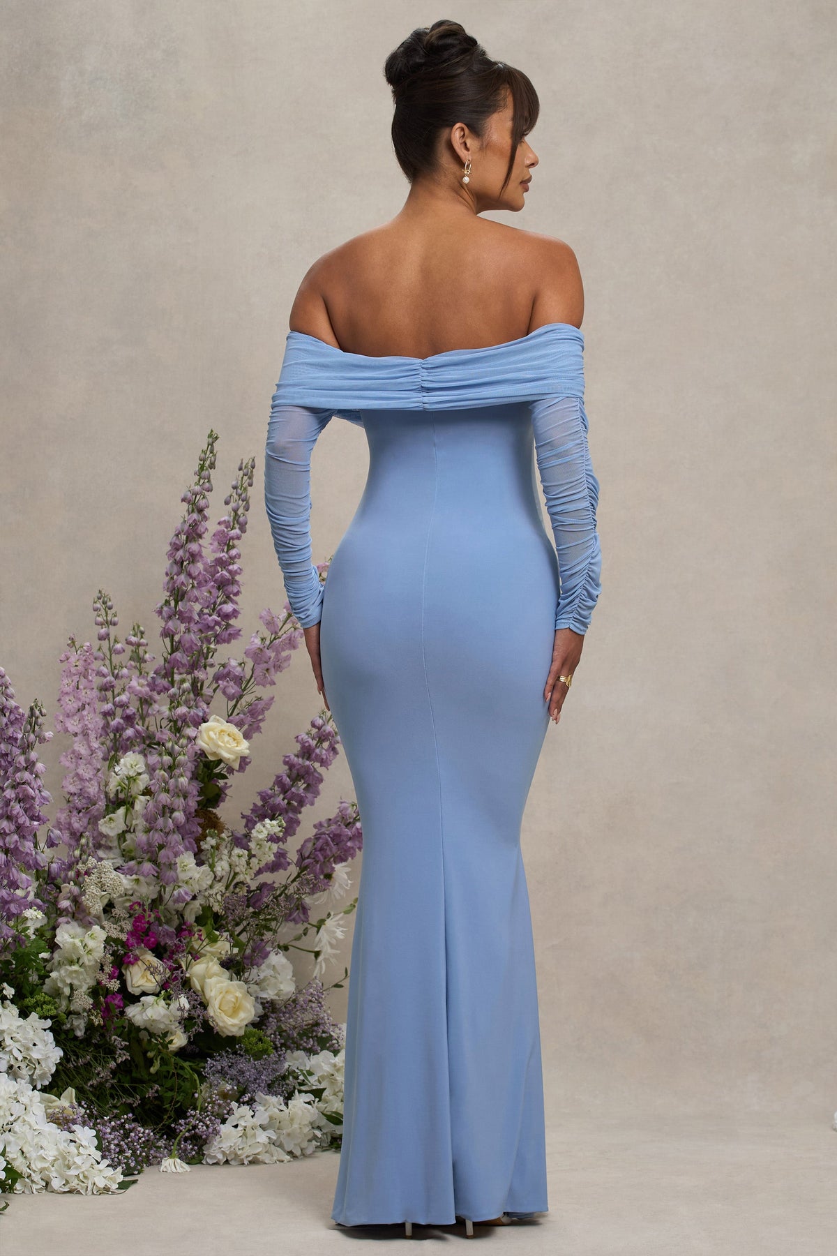 Pretty Perfect | Puderblaues Umstands-Bardot-Maxikleid aus Mesh mit Raffung