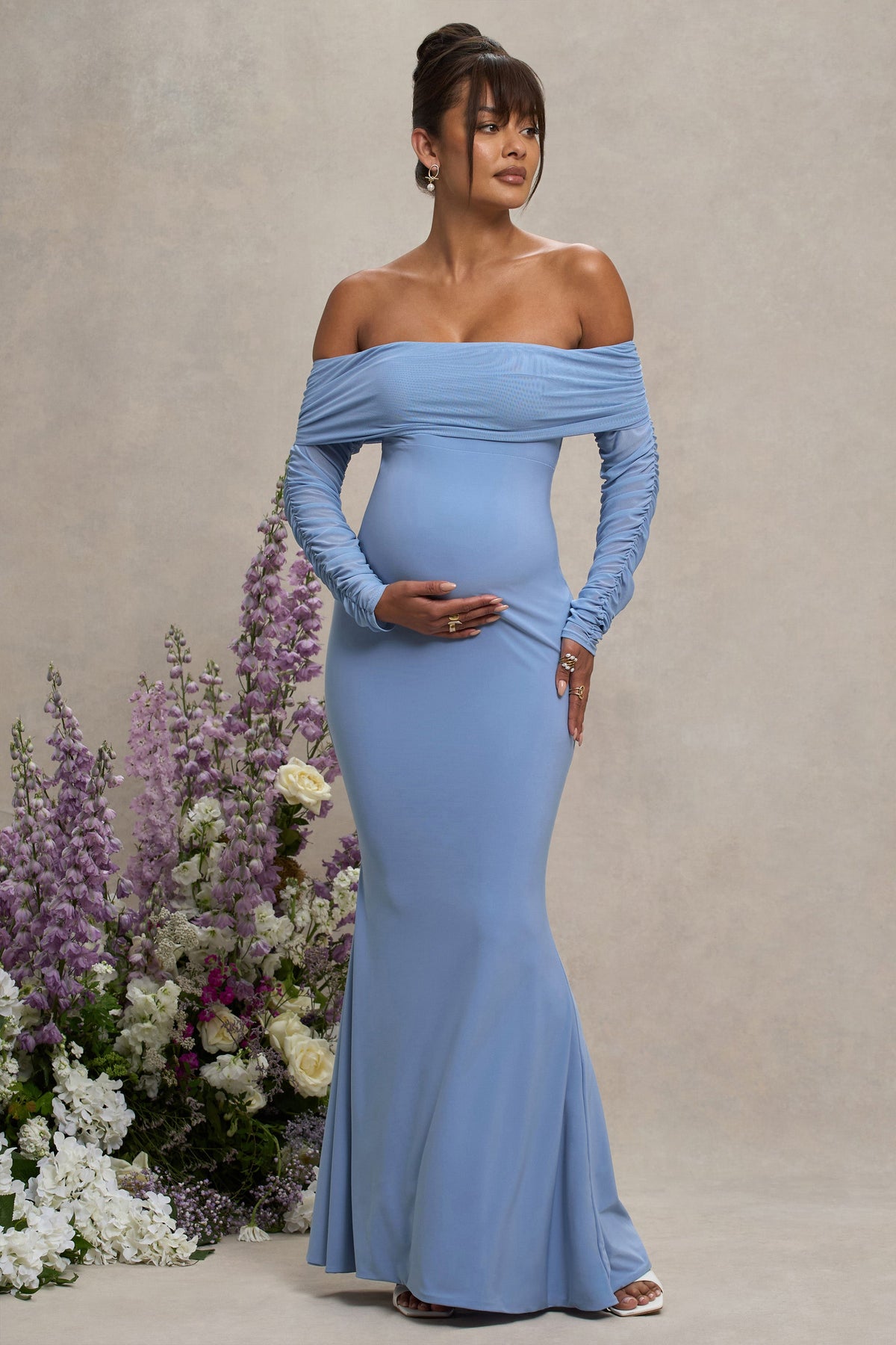 Pretty Perfect | Puderblaues Umstands-Bardot-Maxikleid aus Mesh mit Raffung