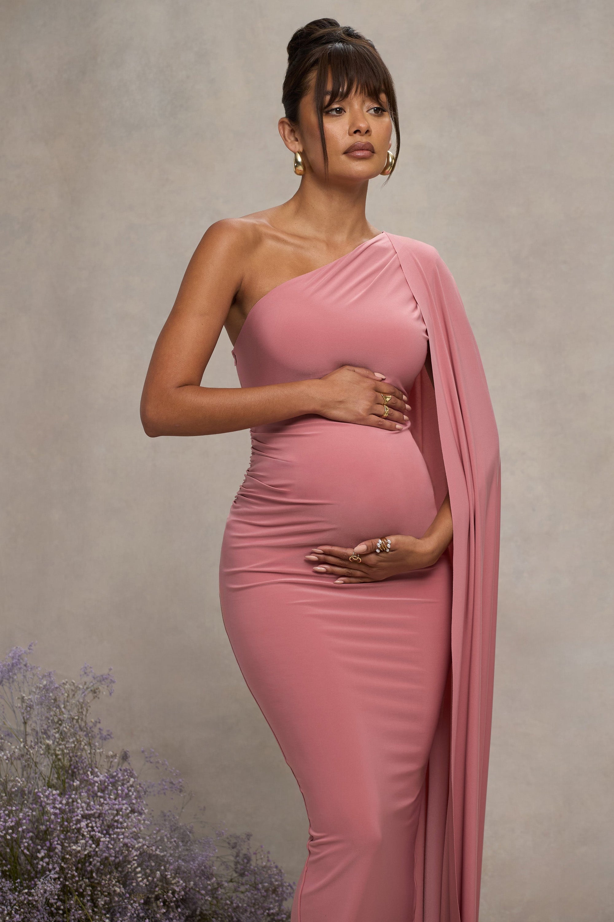 Amaryllis | Blassrosa Umstands-Einteiler mit Cape-Ärmel und asymmetrischem Schulterdesign