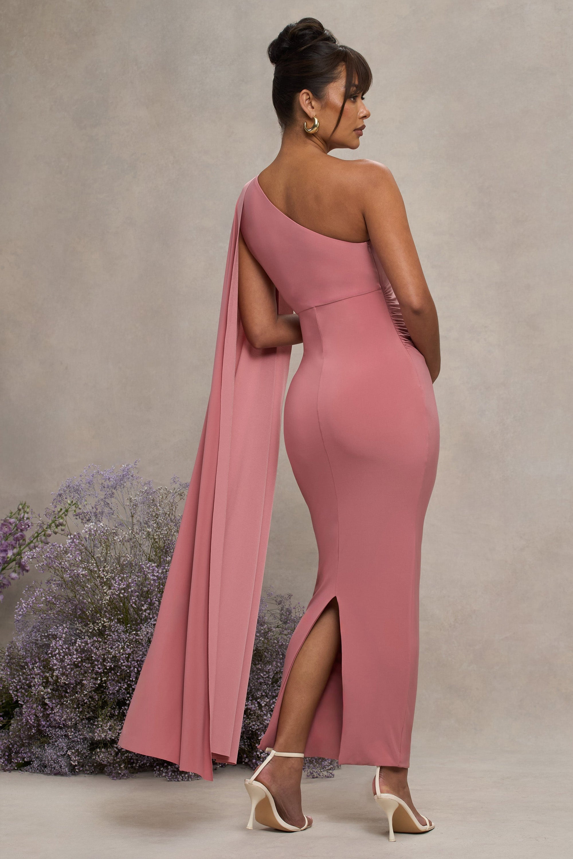 Amaryllis | Blassrosa Umstands-Einteiler mit Cape-Ärmel und asymmetrischem Schulterdesign