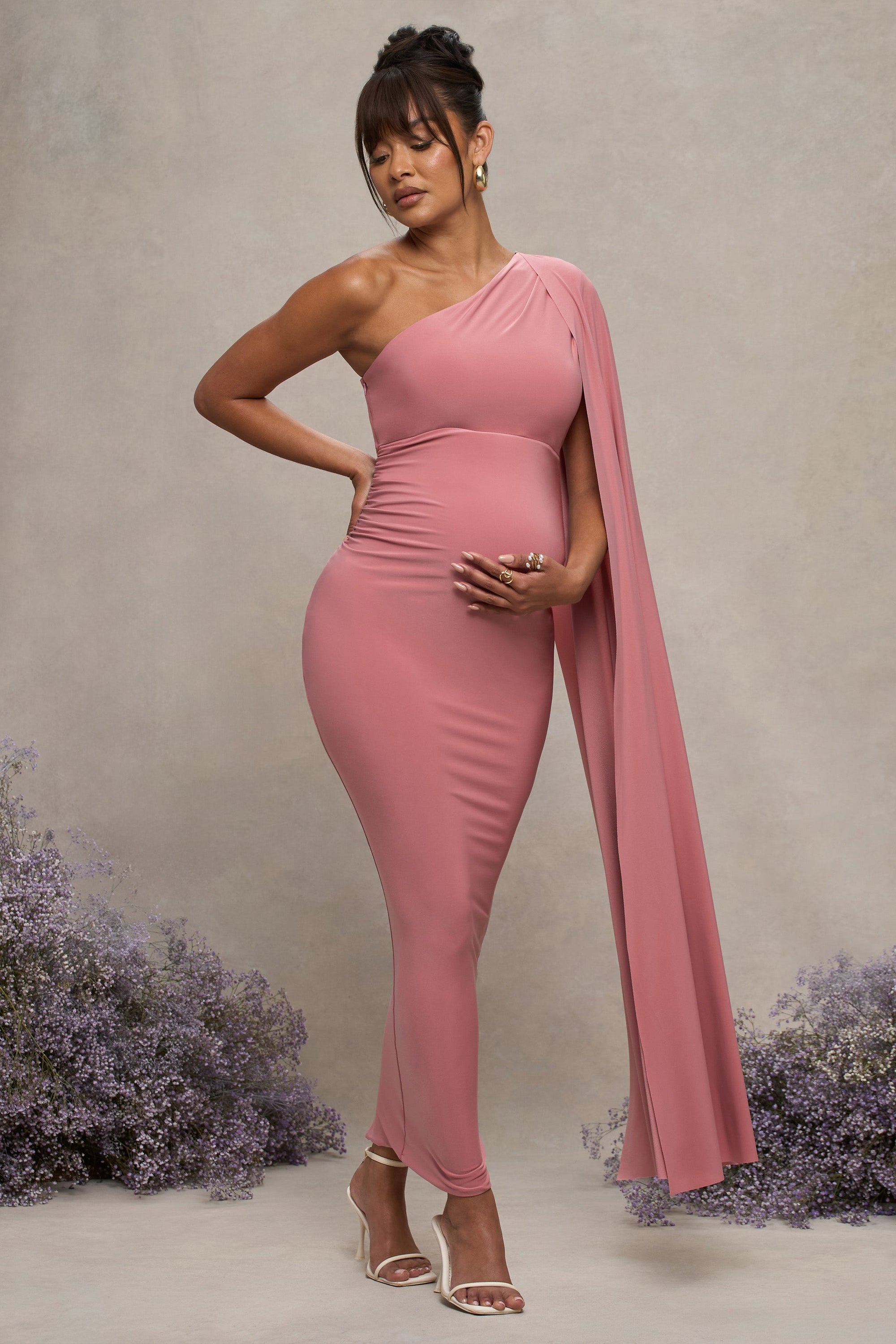 Amaryllis | Blassrosa Umstands-Einteiler mit Cape-Ärmel und asymmetrischem Schulterdesign