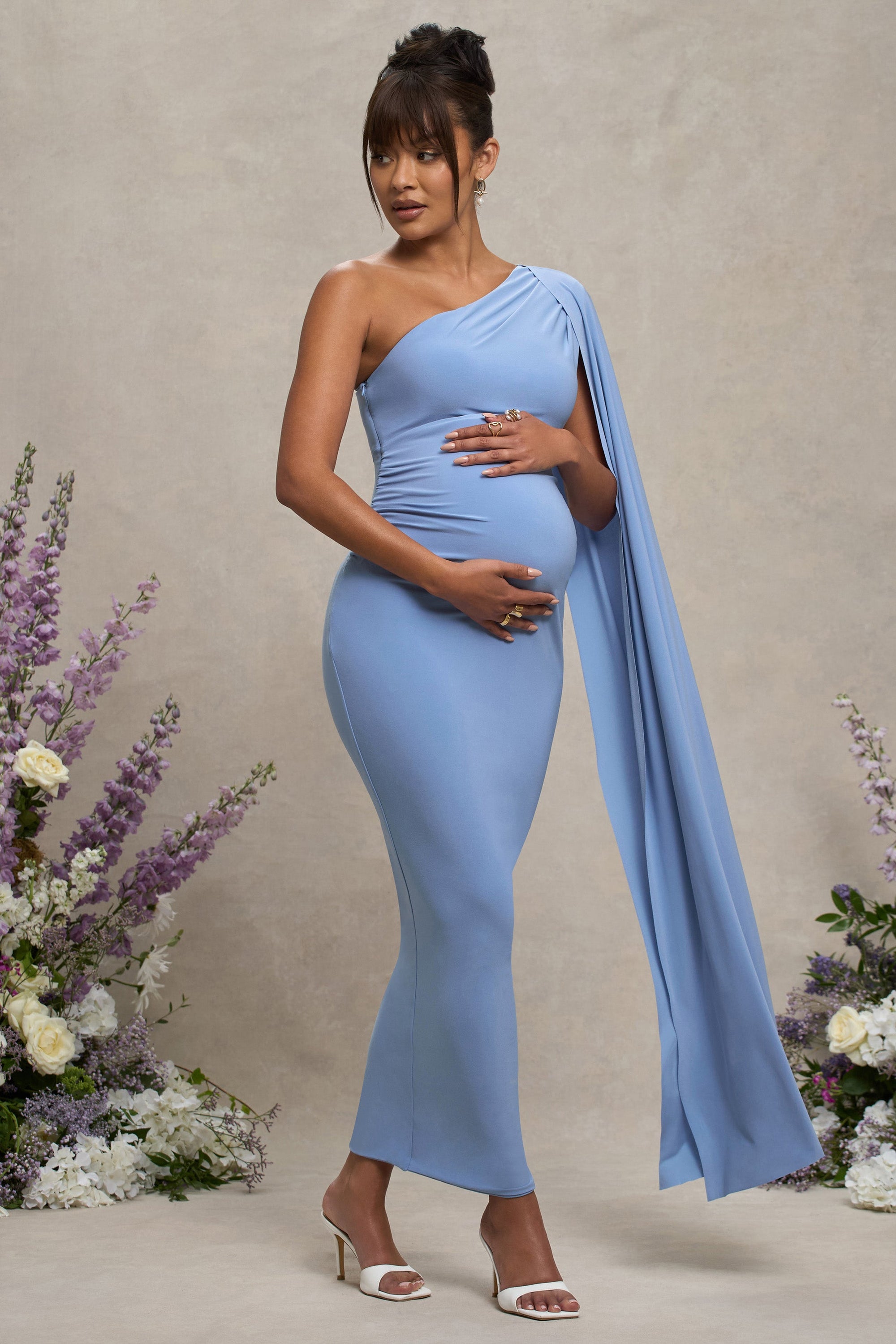 Amaryllis | Puderblaues Umstands-Maxikleid mit Cape-Ärmel und Ein-schulter-Schnitt