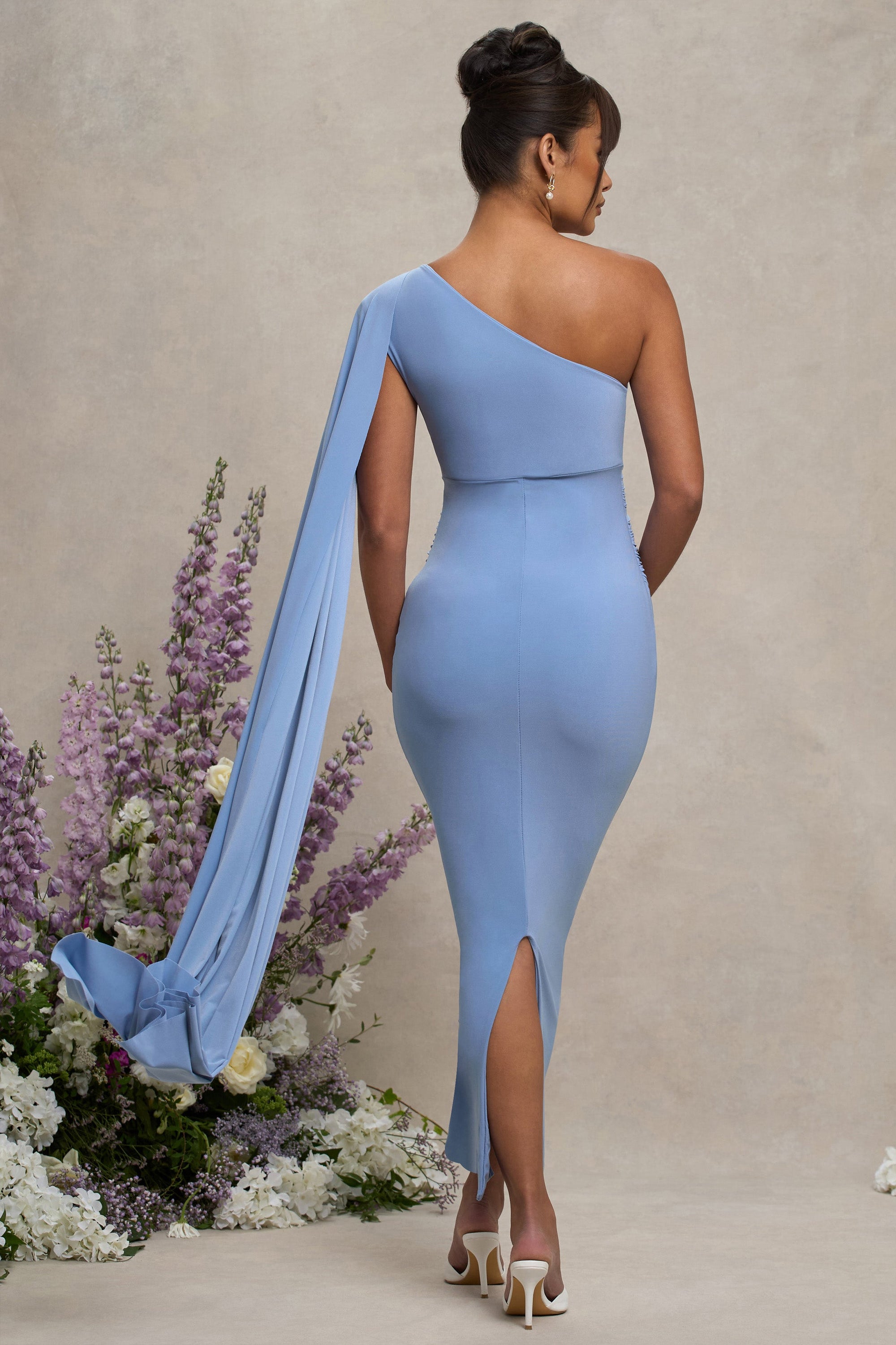 Amaryllis | Puderblaues Umstands-Maxikleid mit Cape-Ärmel und Ein-schulter-Schnitt