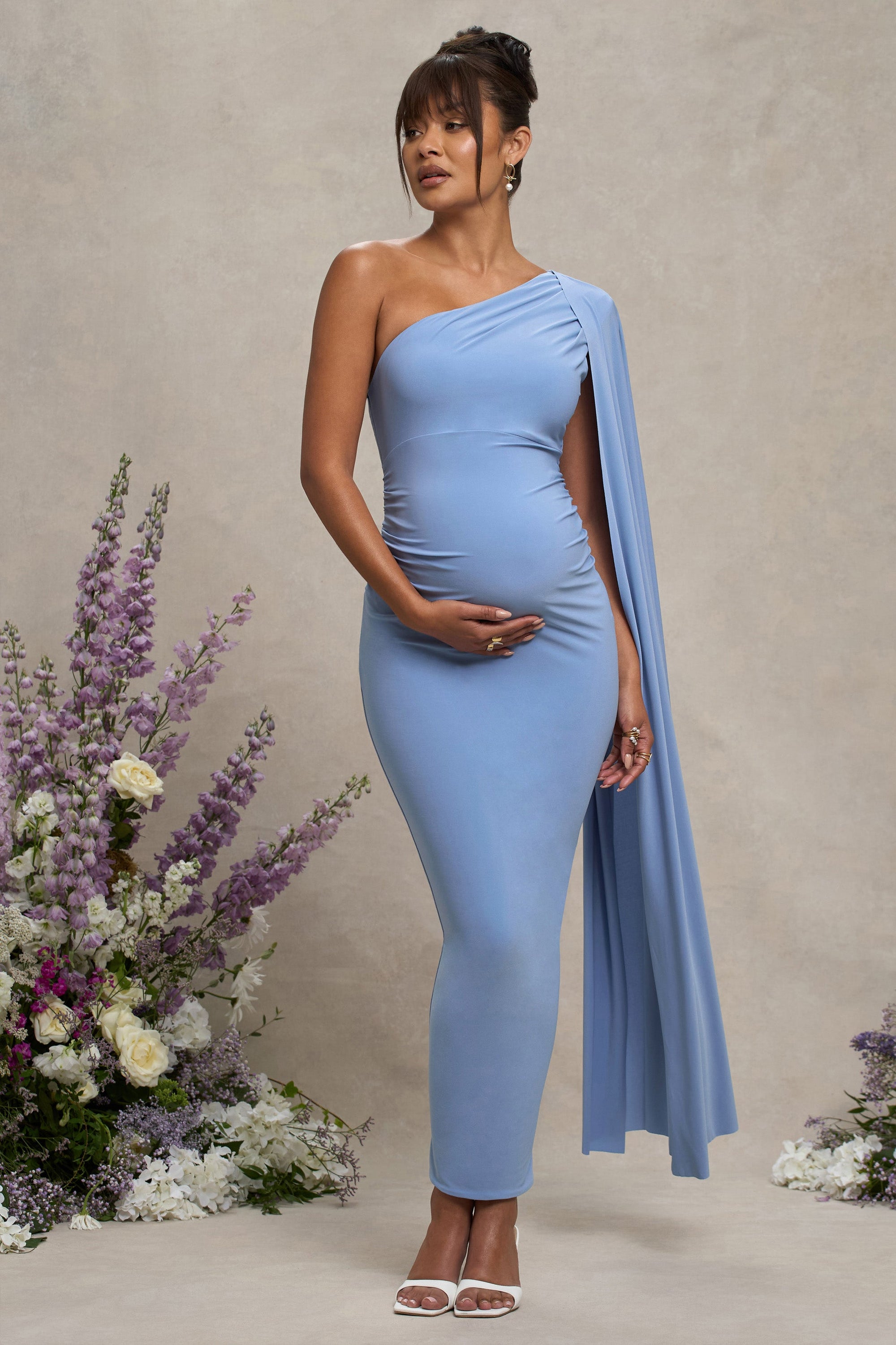 Amaryllis | Puderblaues Umstands-Maxikleid mit Cape-Ärmel und Ein-schulter-Schnitt