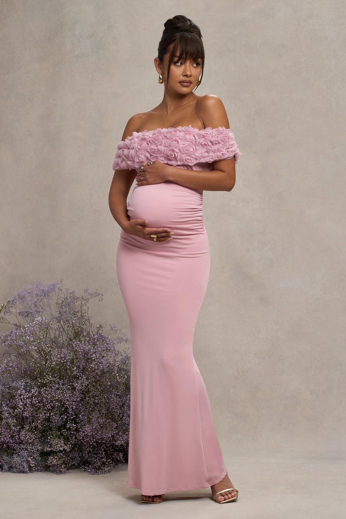 Inflorescence | Zartrosa Umstands-Maxikleid aus Mesh mit floraler Bardot-Verzierung