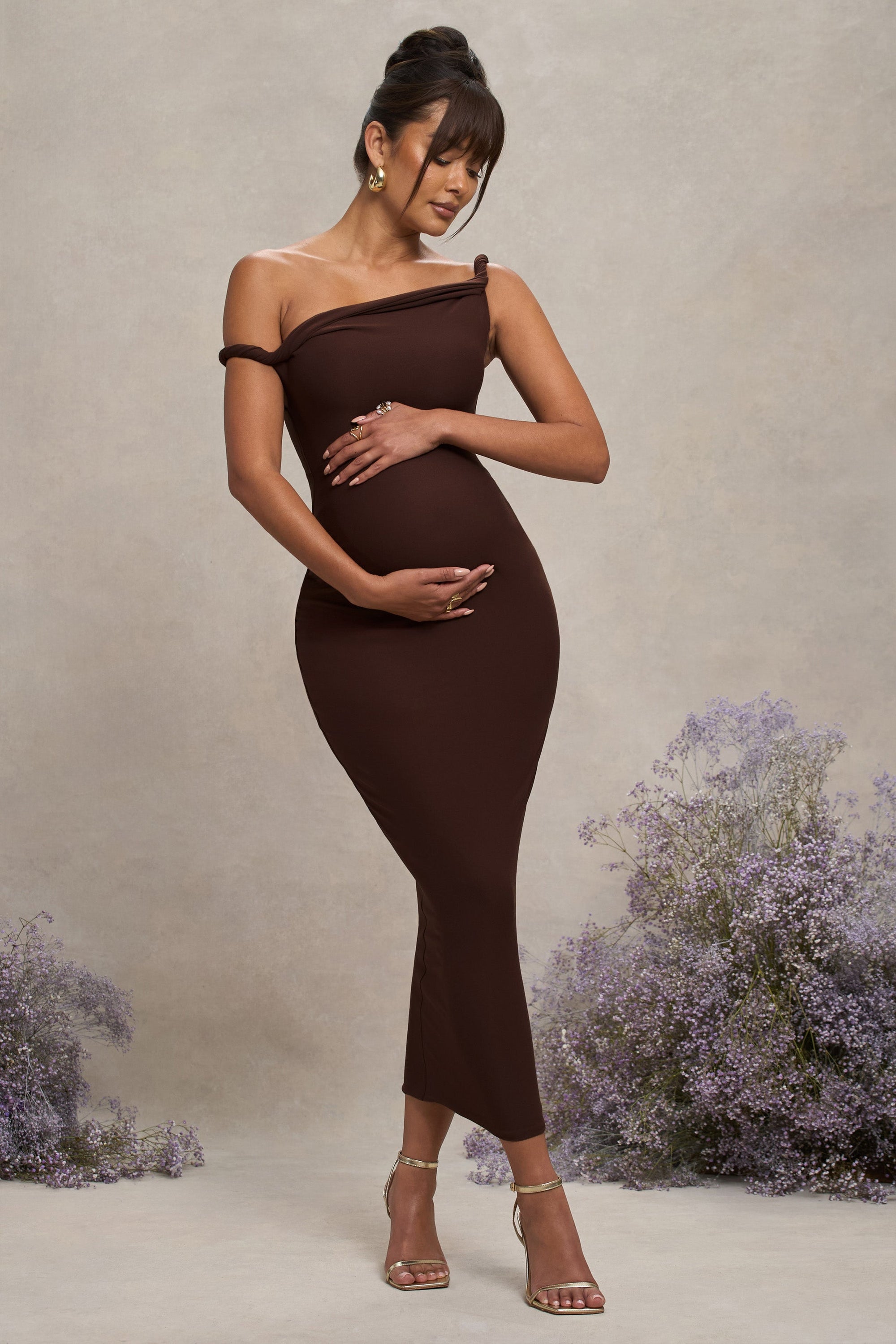 Salome | Schokoladenbraunes asymmetrisches Twist-Umstandsmidikleid
