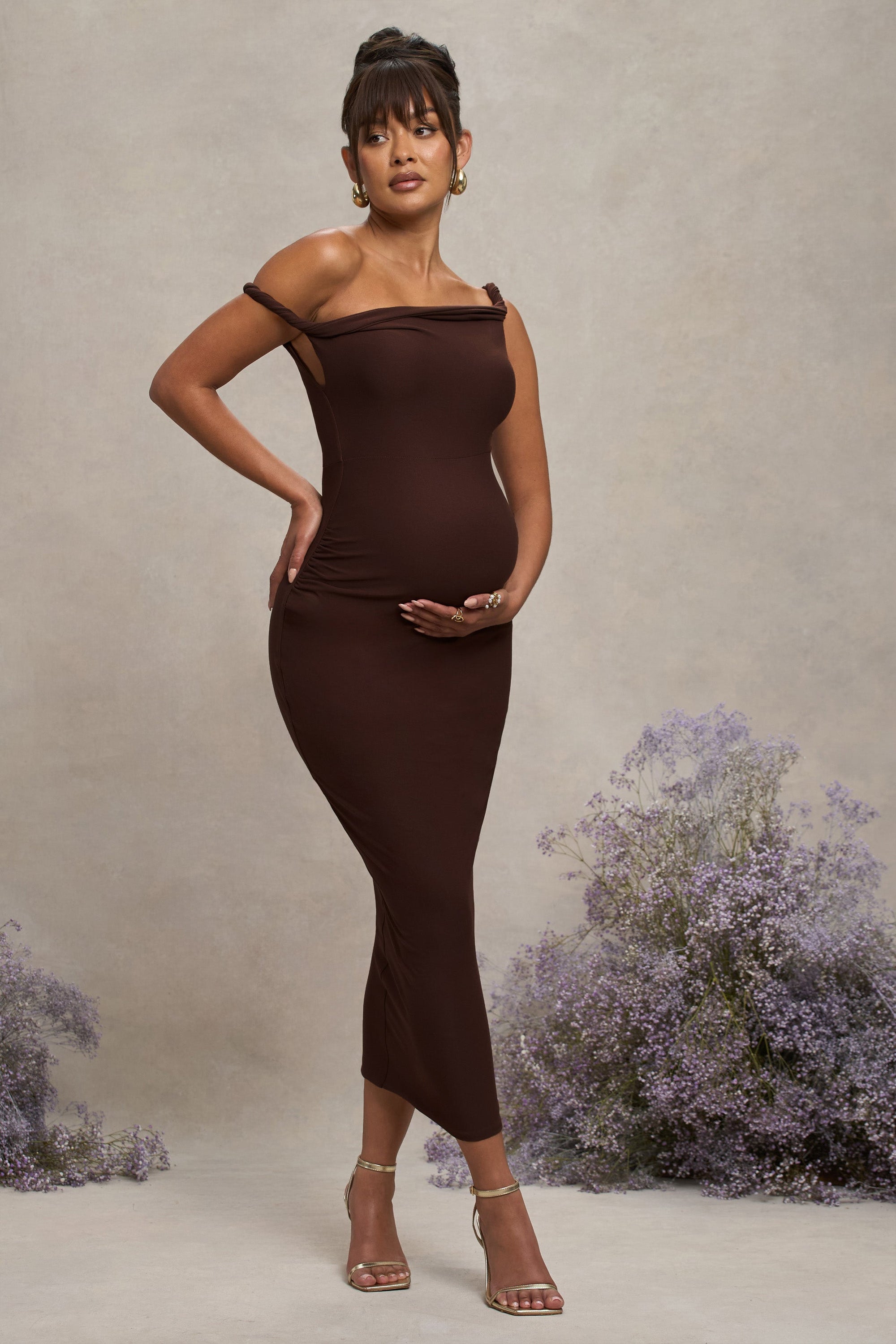 Salome | Schokoladenbraunes asymmetrisches Twist-Umstandsmidikleid