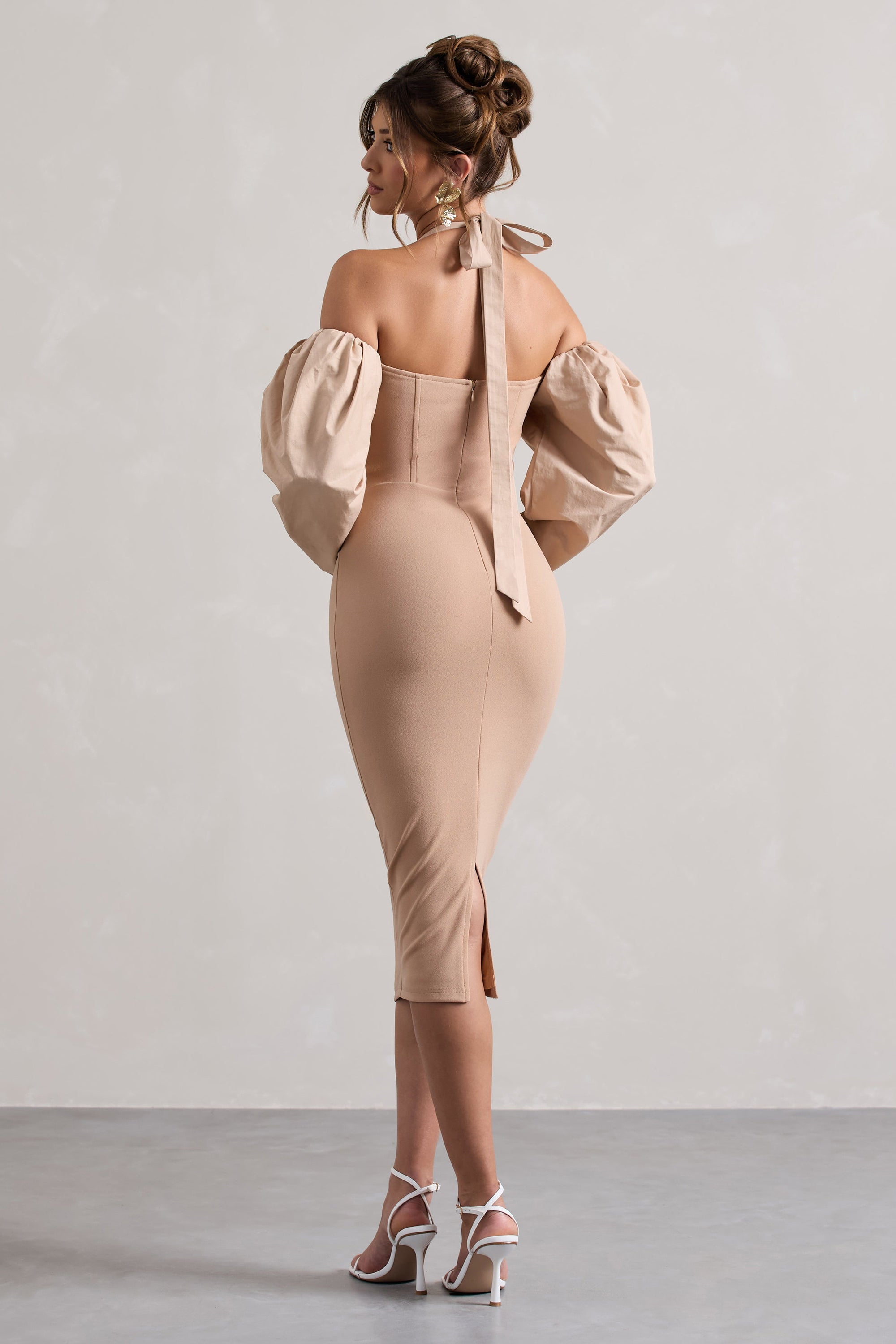 Couture Client | Champagnerfarbenes Midikleid mit Neckholder und Puffärmeln