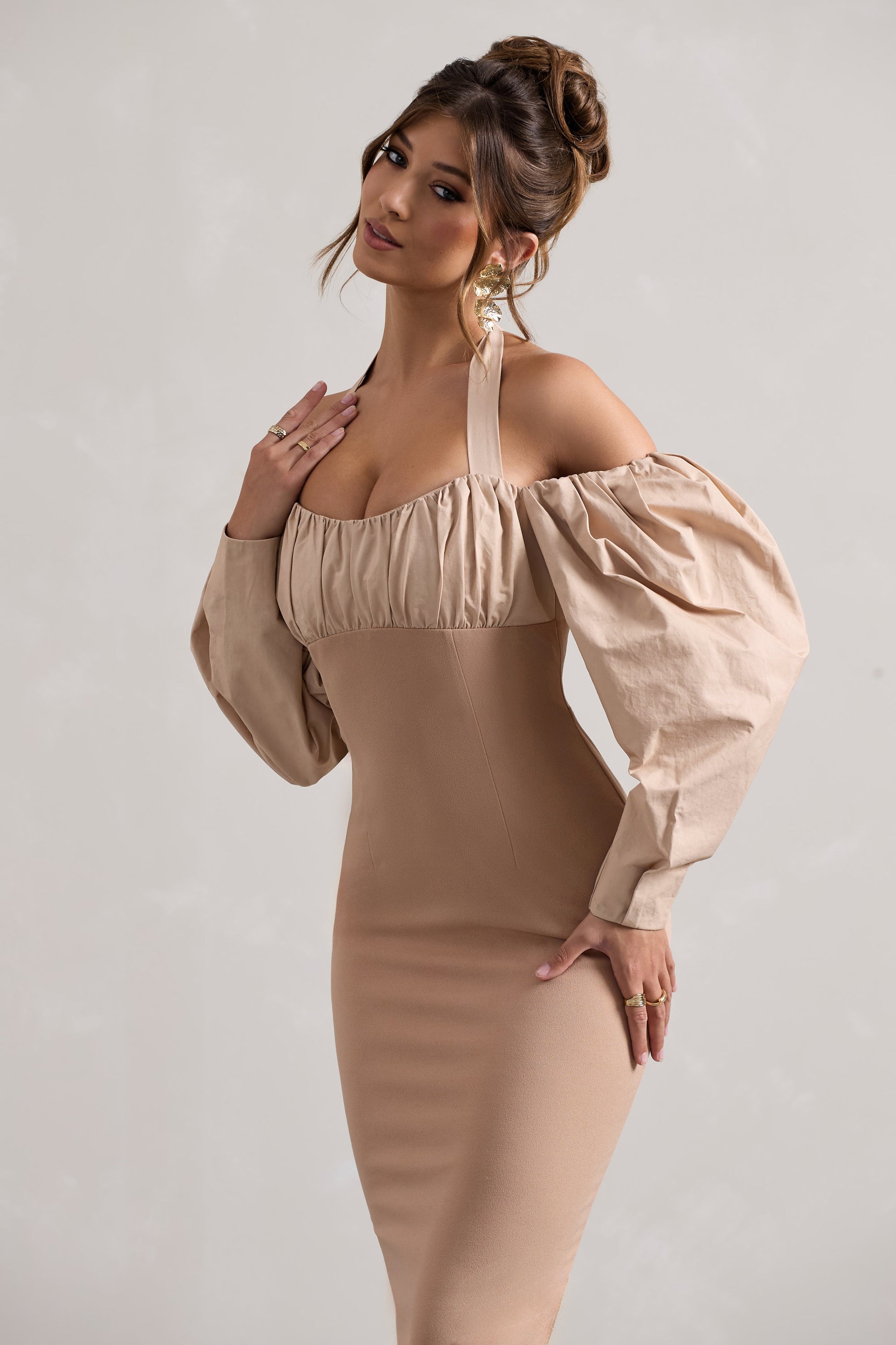 Couture Client | Champagnerfarbenes Midikleid mit Neckholder und Puffärmeln