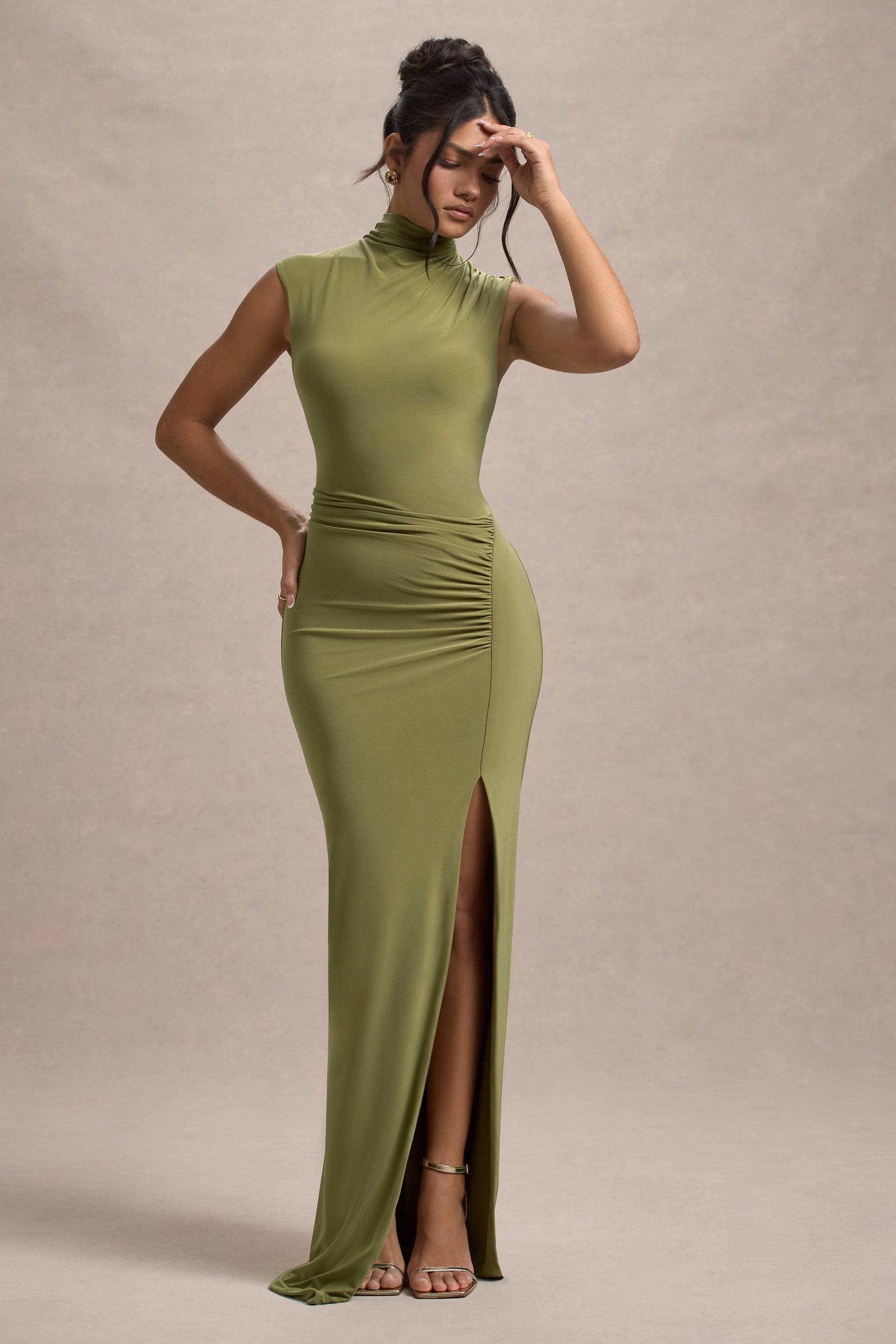 Lanetta | Olivfarbenes Maxikleid mit Raffung, hohem Kragen und Schlitz
