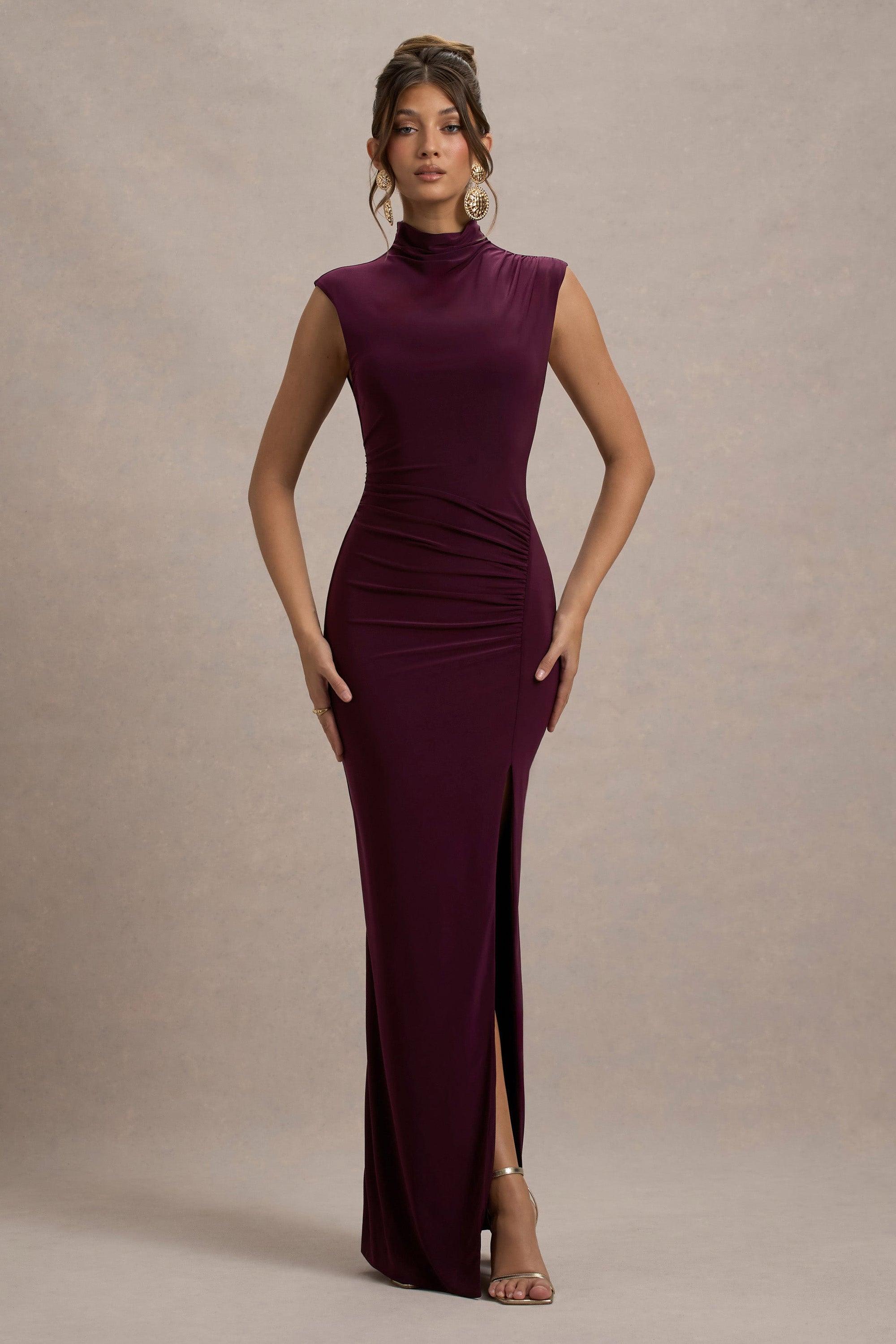 Lanetta | Pflaumenfarbenes Maxikleid mit Raffung, hohem Ausschnitt und Beinschlitz