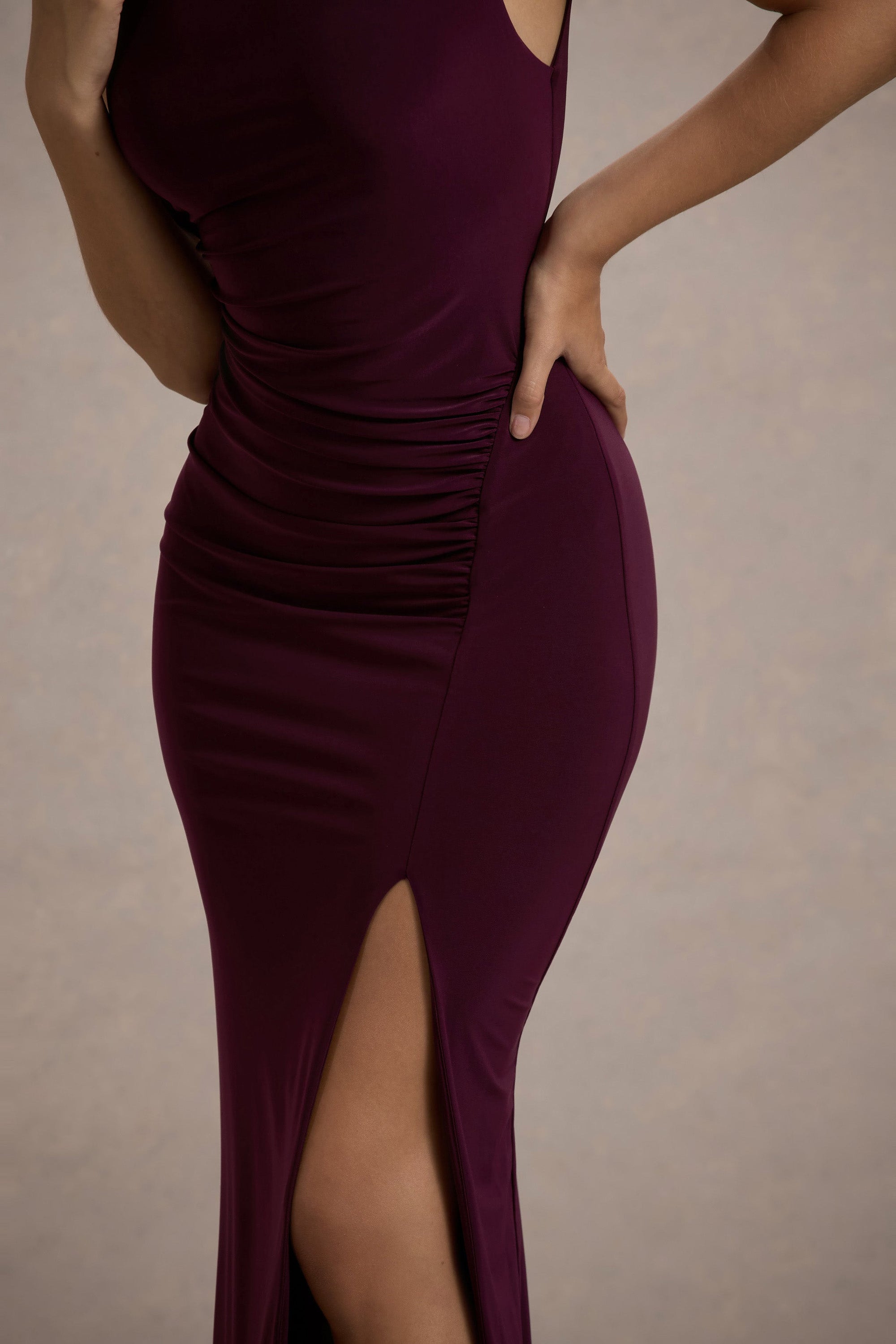 Lanetta | Pflaumenfarbenes Maxikleid mit Raffung, hohem Ausschnitt und Beinschlitz