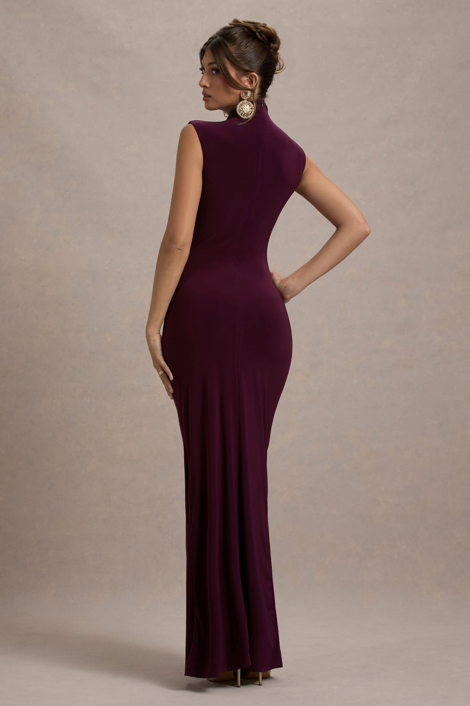 Lanetta | Pflaumenfarbenes Maxikleid mit Raffung, hohem Ausschnitt und Beinschlitz