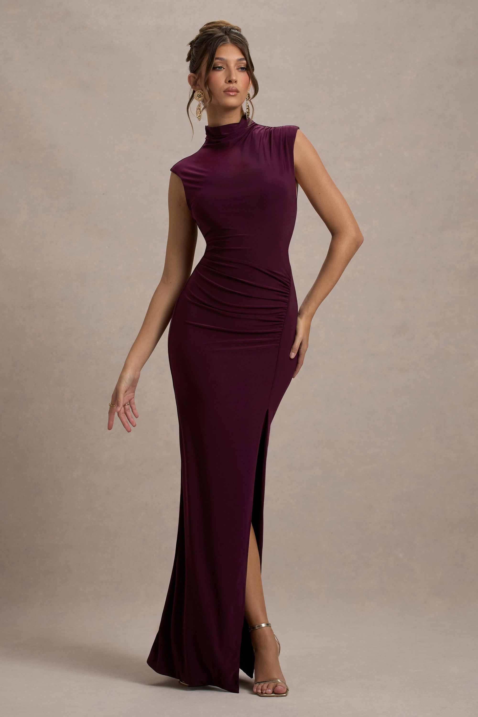 Lanetta | Pflaumenfarbenes Maxikleid mit Raffung, hohem Ausschnitt und Beinschlitz
