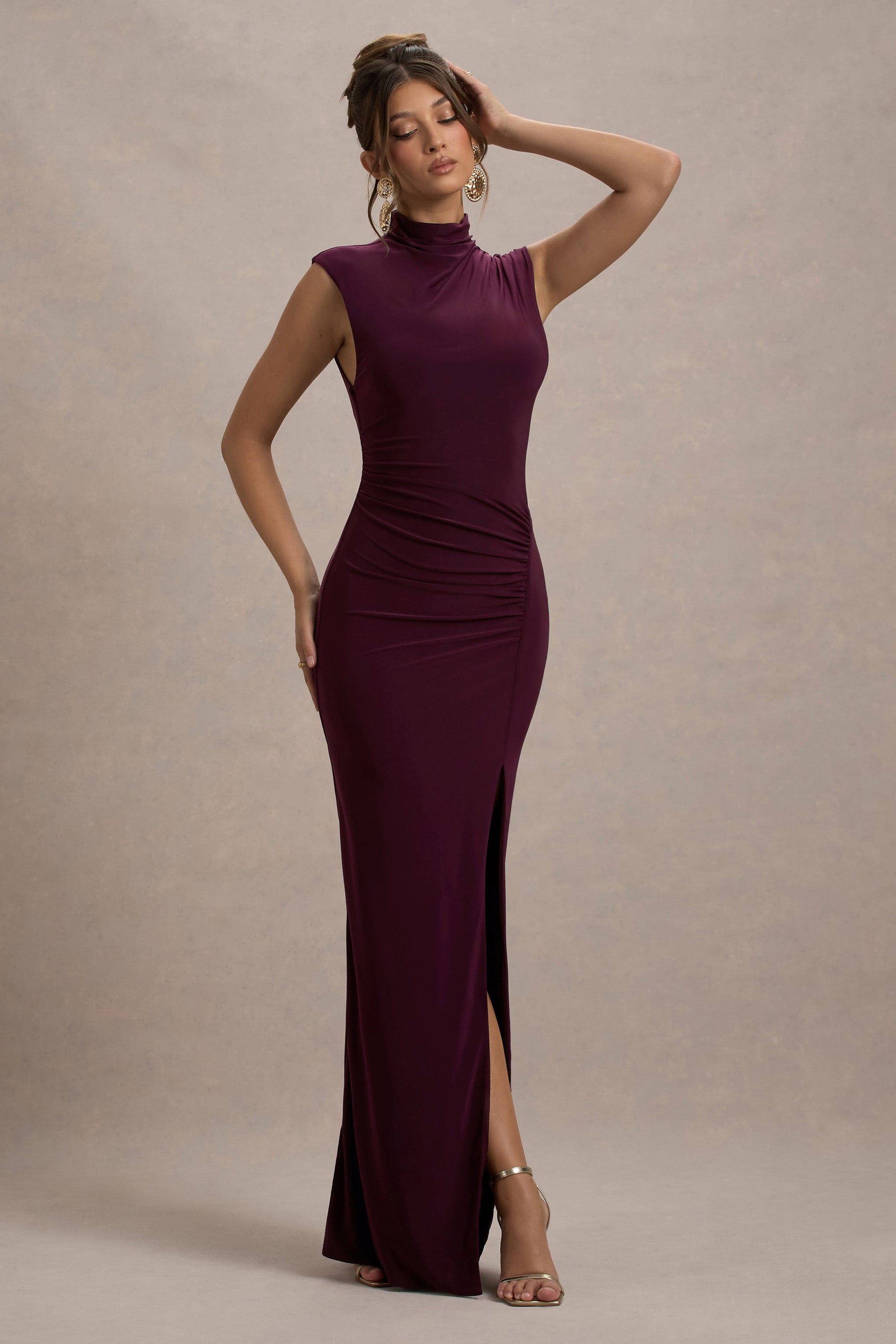 Lanetta | Pflaumenfarbenes Maxikleid mit Raffung, hohem Ausschnitt und Beinschlitz
