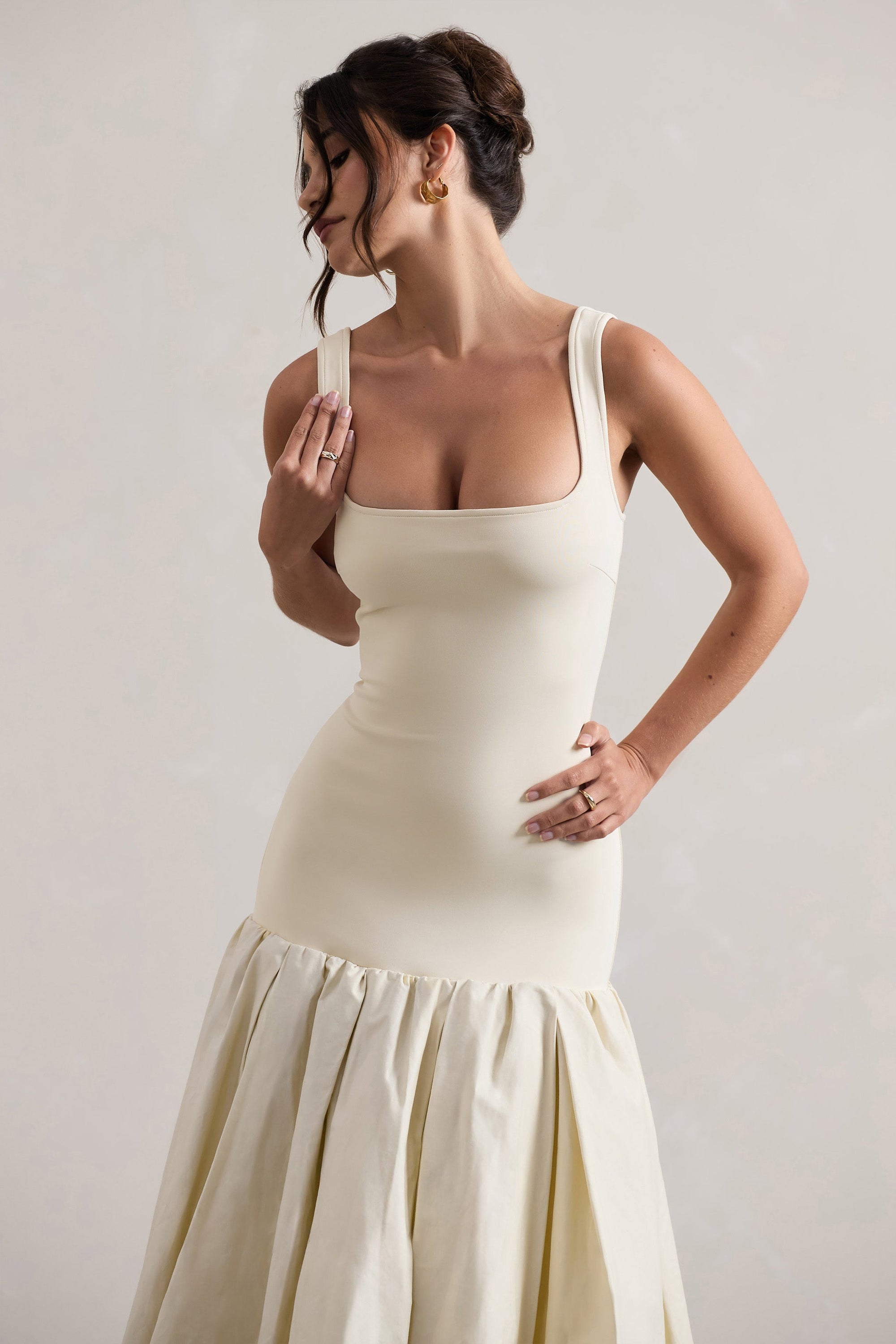 Parida | Cremefarbenes Popeline Midikleid mit tiefer Taille und Schößchen