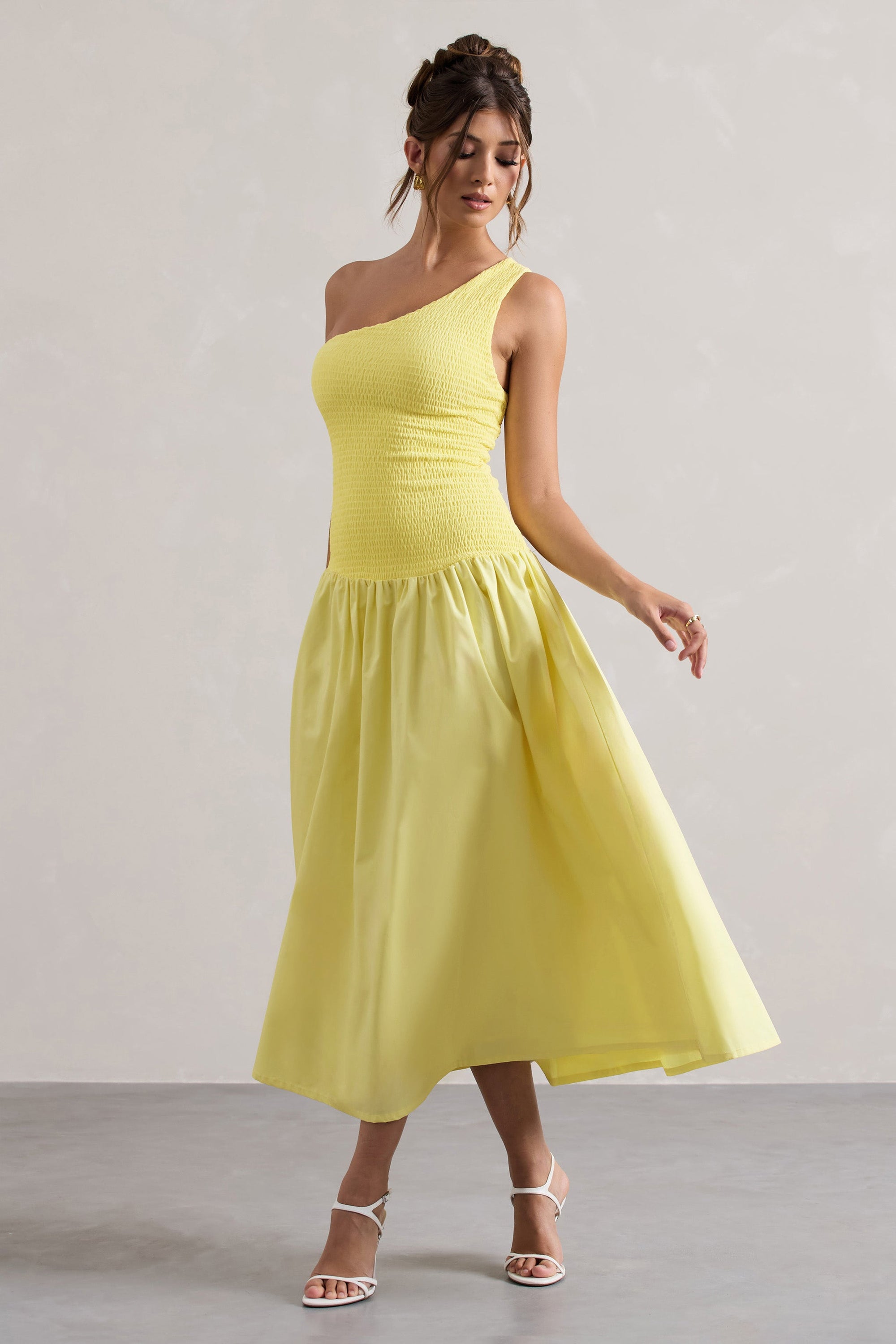 Sorbet | Zitronengelbes One-Shoulder Maxikleid aus Popelin mit plissiertem Rock