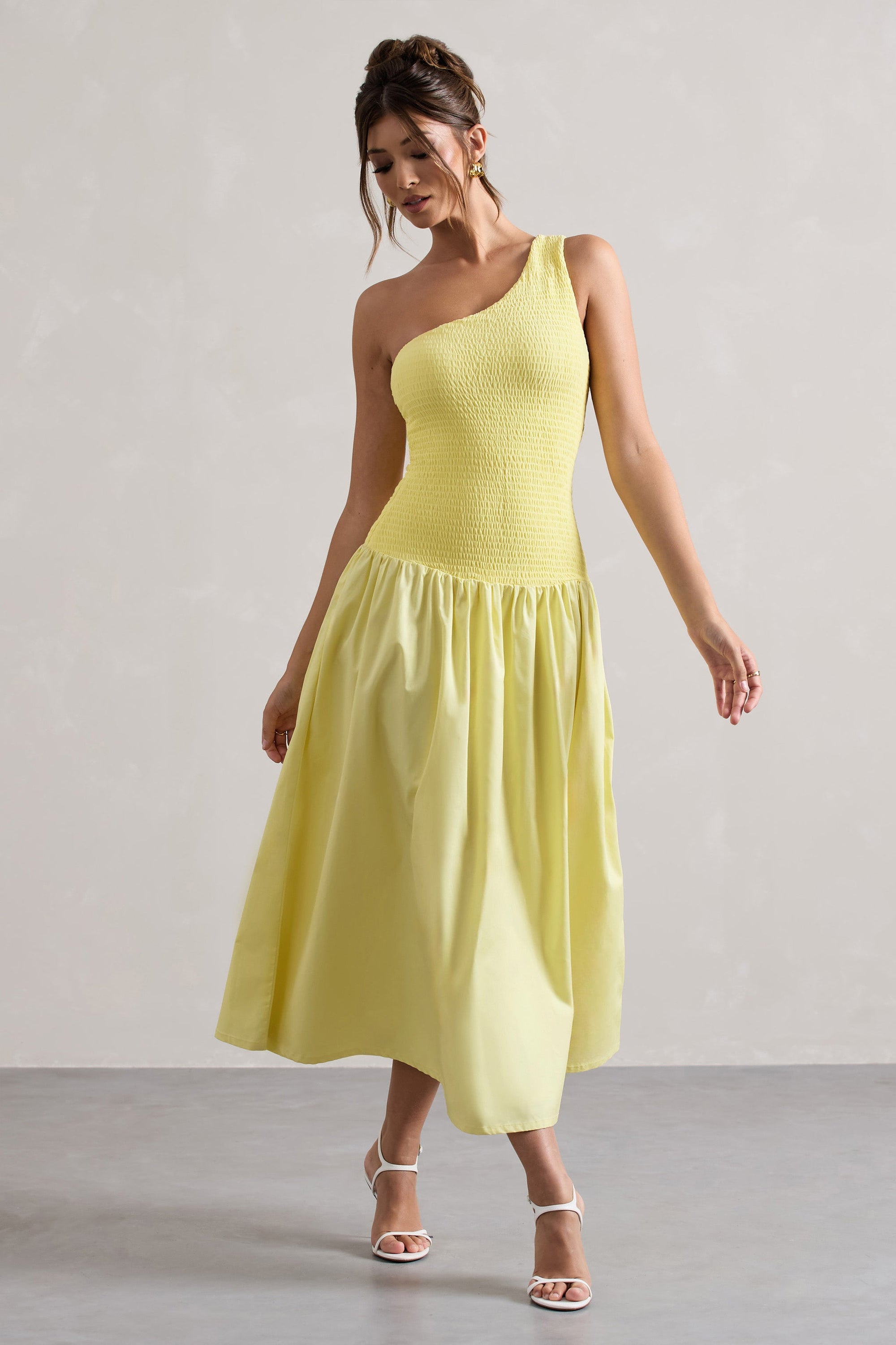 Sorbet | Zitronengelbes One-Shoulder Maxikleid aus Popelin mit plissiertem Rock