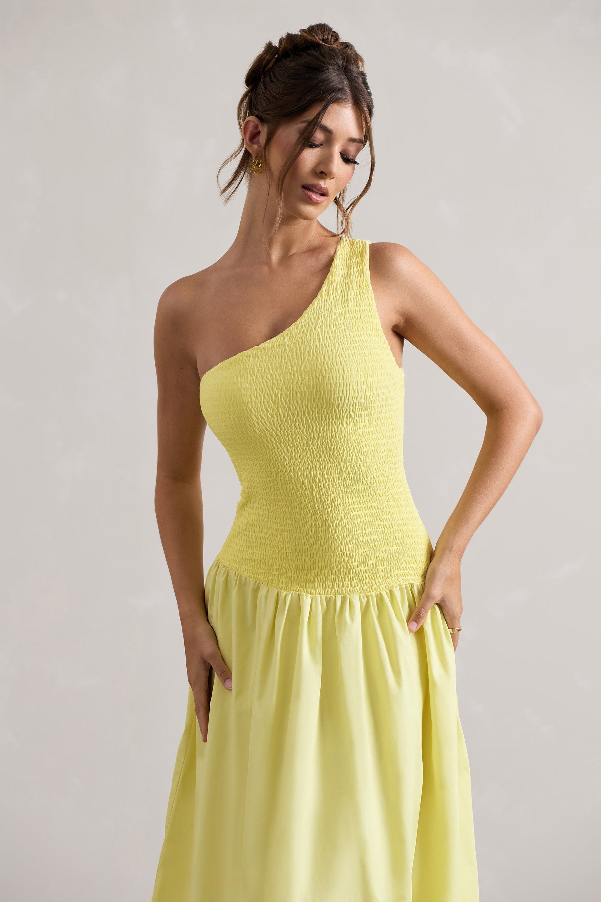 Sorbet | Zitronengelbes One-Shoulder Maxikleid aus Popelin mit plissiertem Rock