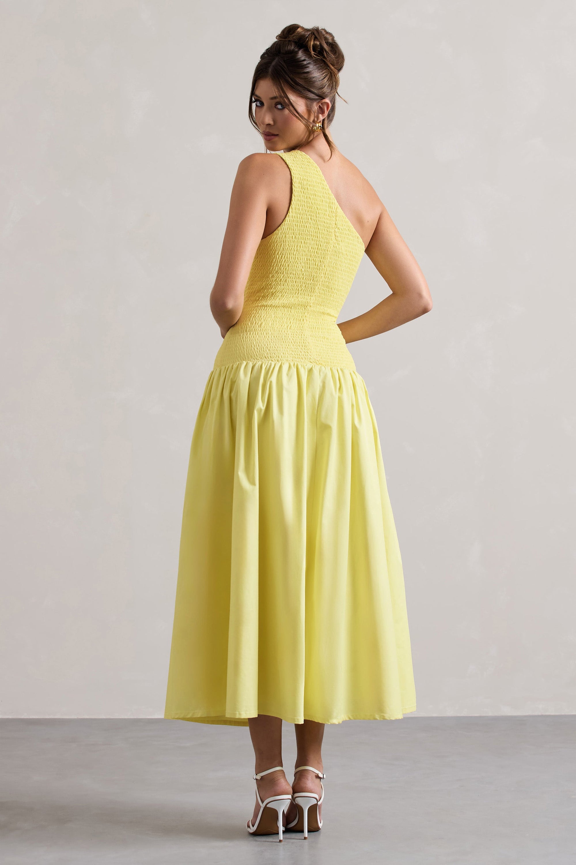 Sorbet | Zitronengelbes One-Shoulder Maxikleid aus Popelin mit plissiertem Rock