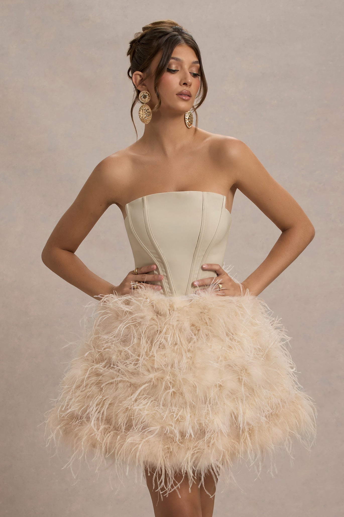 Peaches | Champagnerfarbiges trägerloses Minikleid mit voluminösem Federsaum