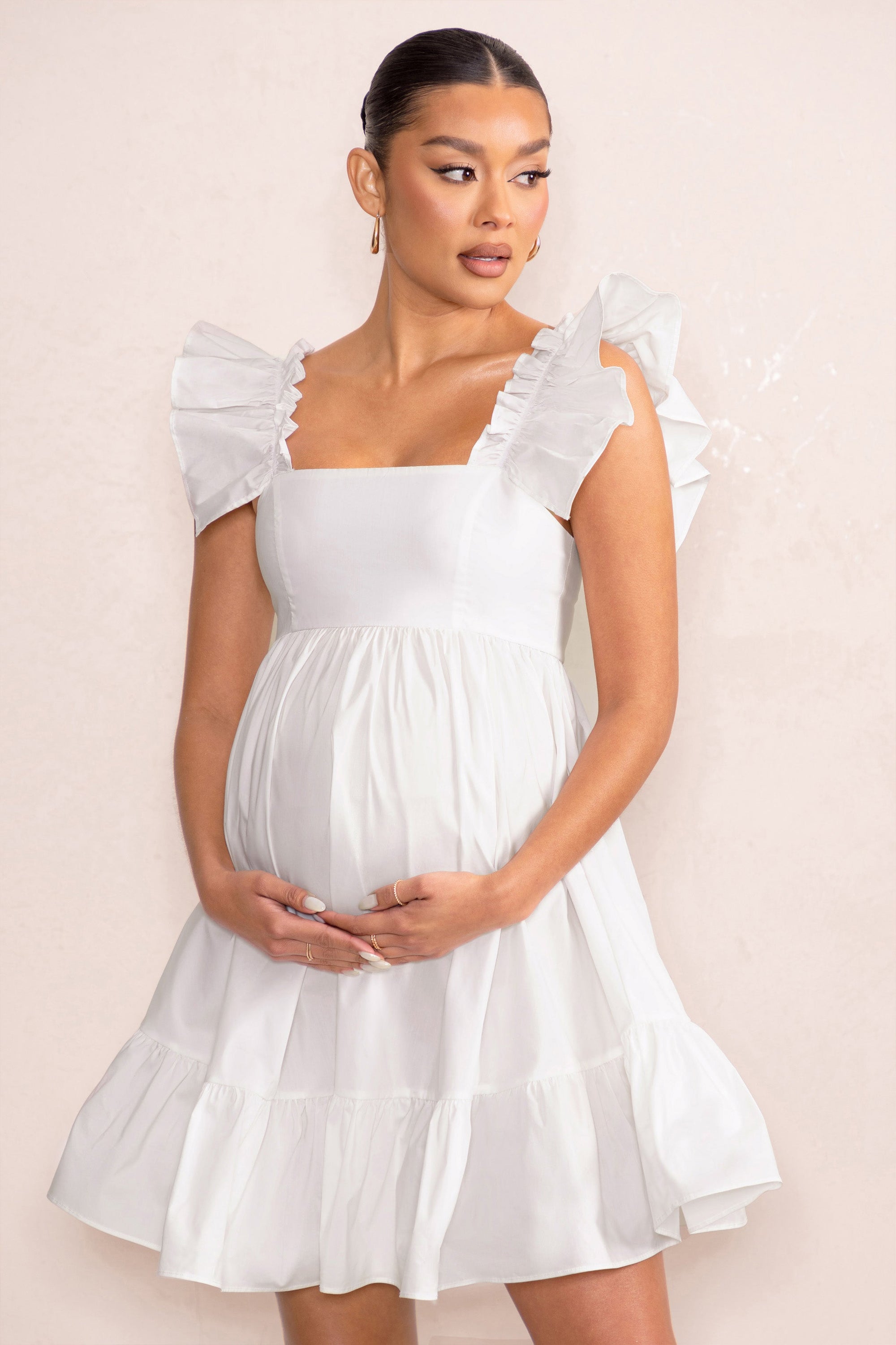 Dolly Daze | Weißes Umstandskleid im Babydoll-Stil mit Rüschenärmeln