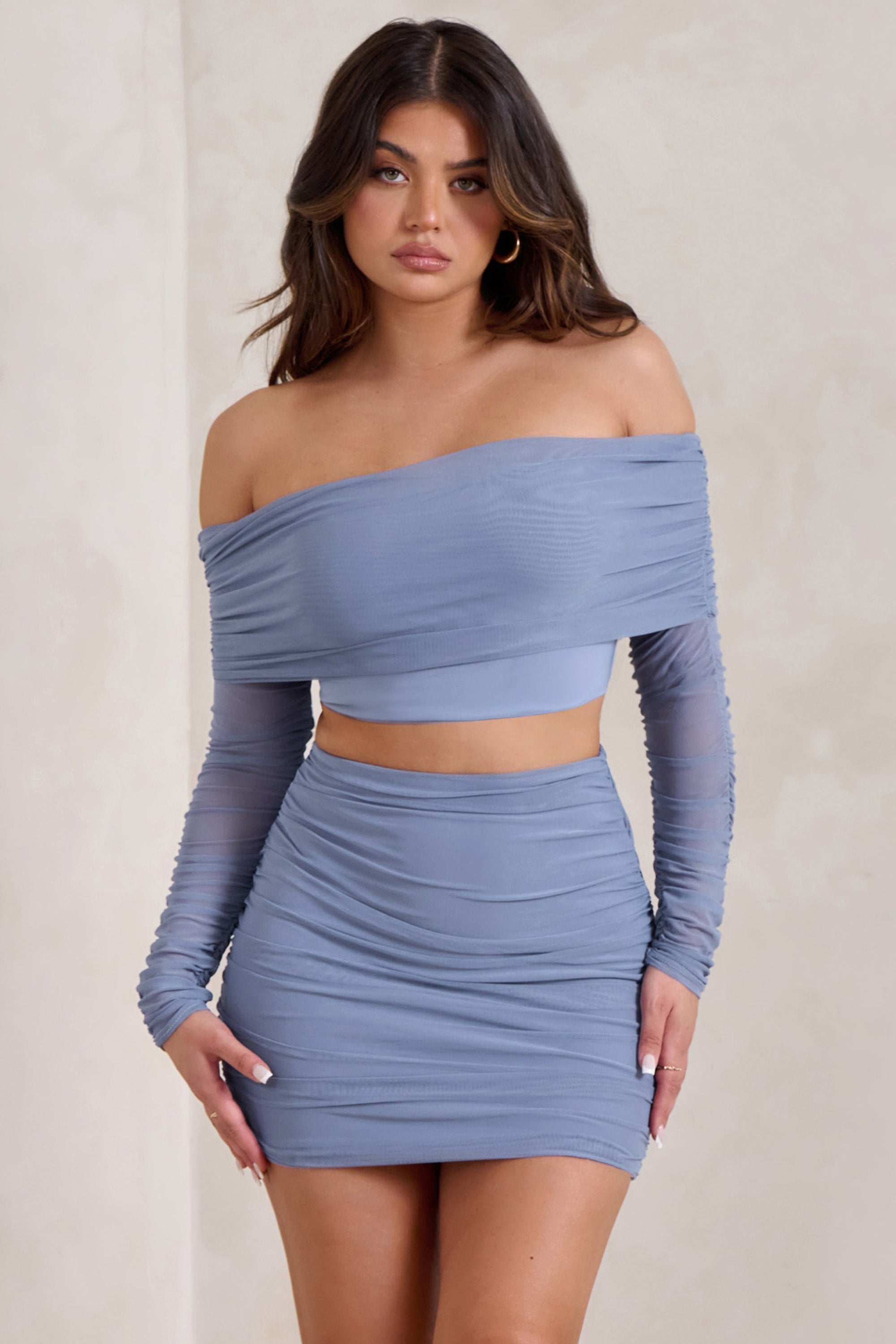 Rule Breaker | Kornblumenblaues gerafftes Mesh-Bardot-Crop-Top