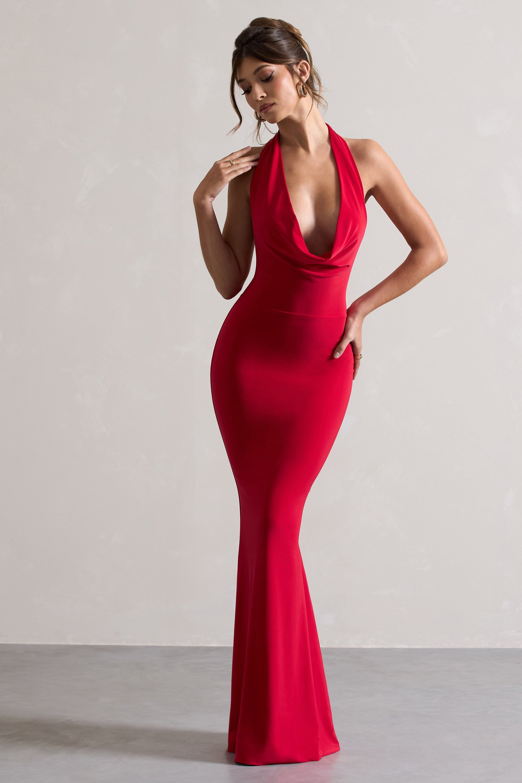 Milani | Rotes rückenfreies Maxikleid mit Wasserfallausschnitt und Fischschwanz.