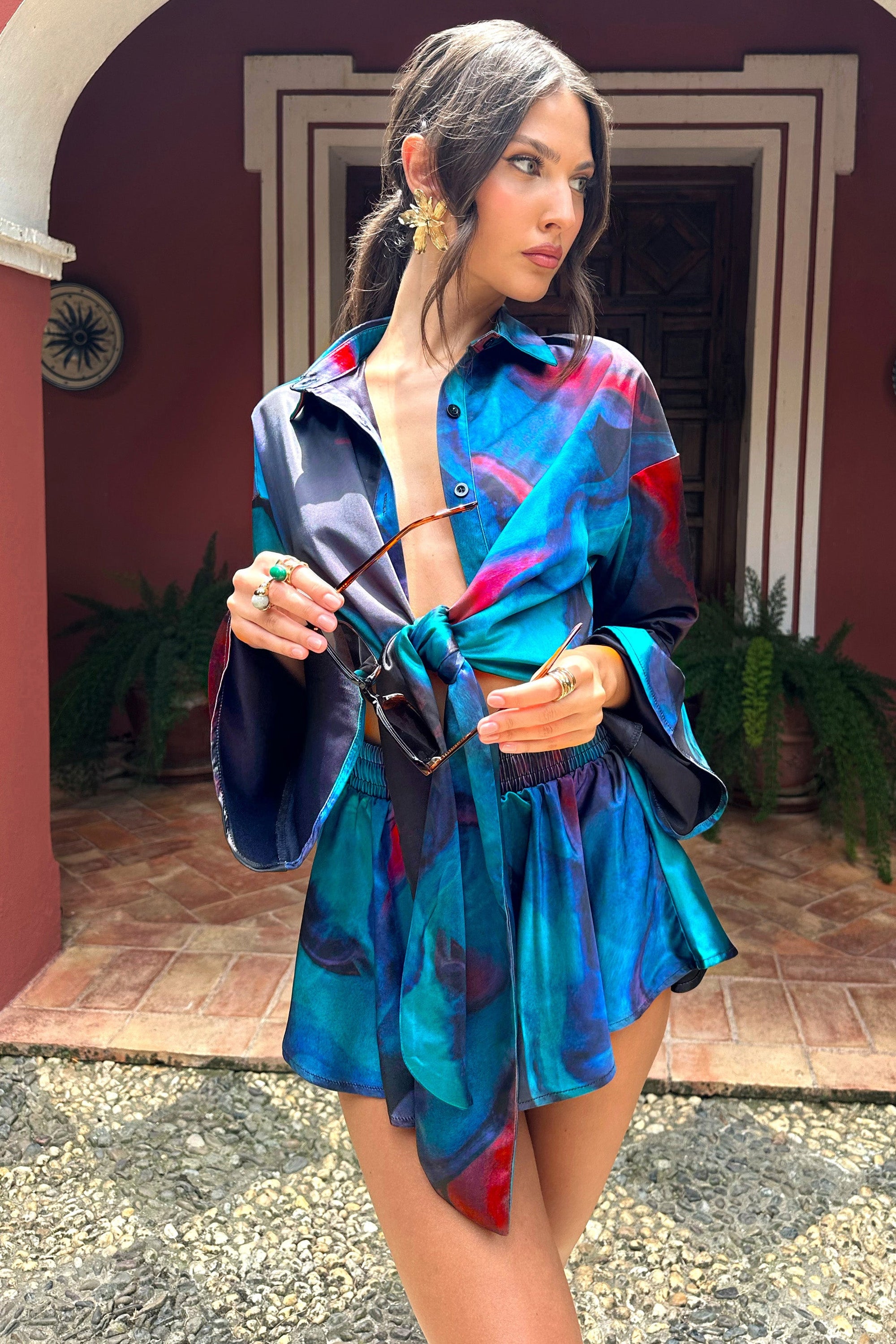 Keep Trying | Blau bedruckte Satin Shorts mit Bindegürtel