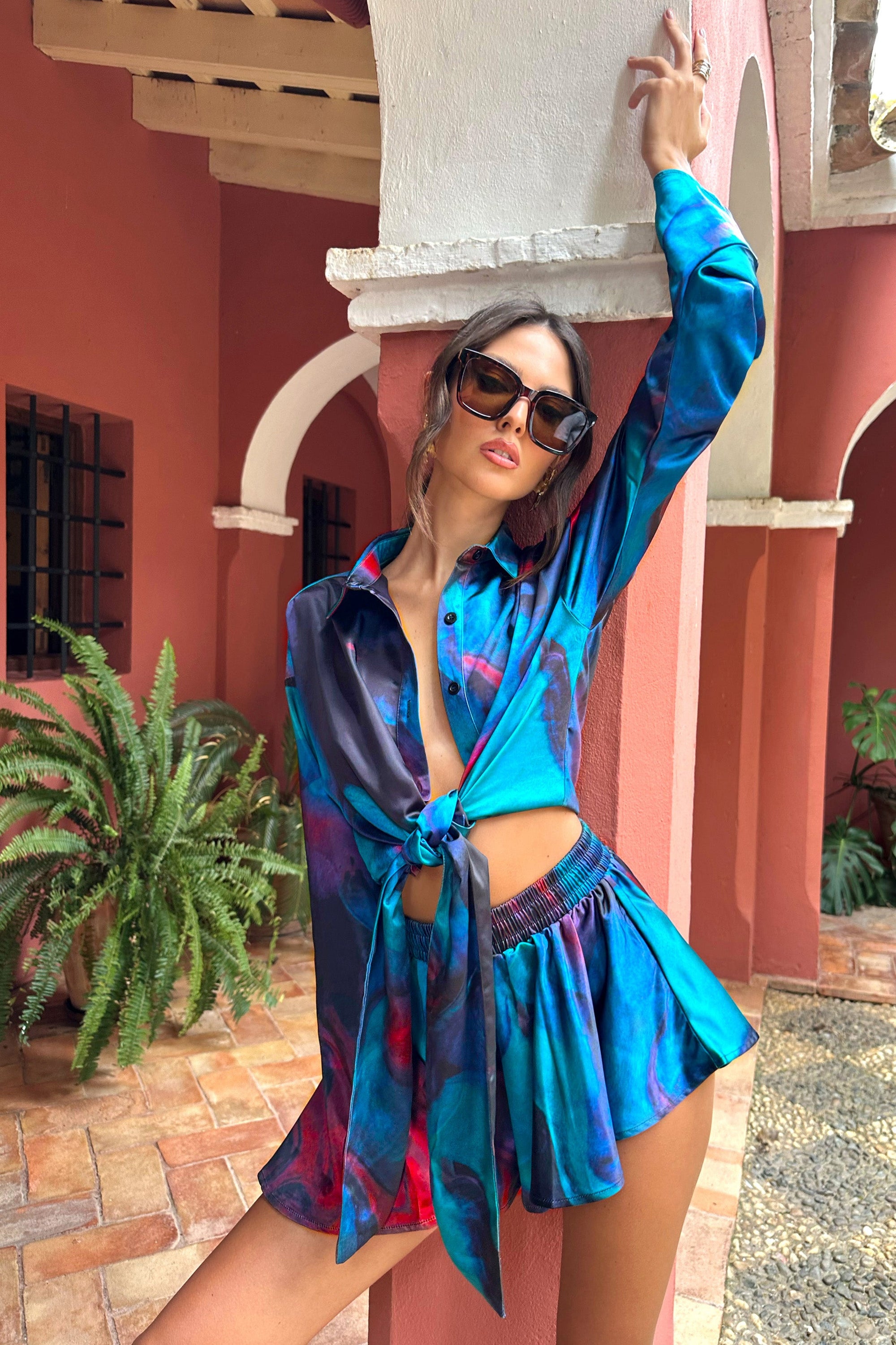 Keep Trying | Blau bedruckte Satin Shorts mit Bindegürtel